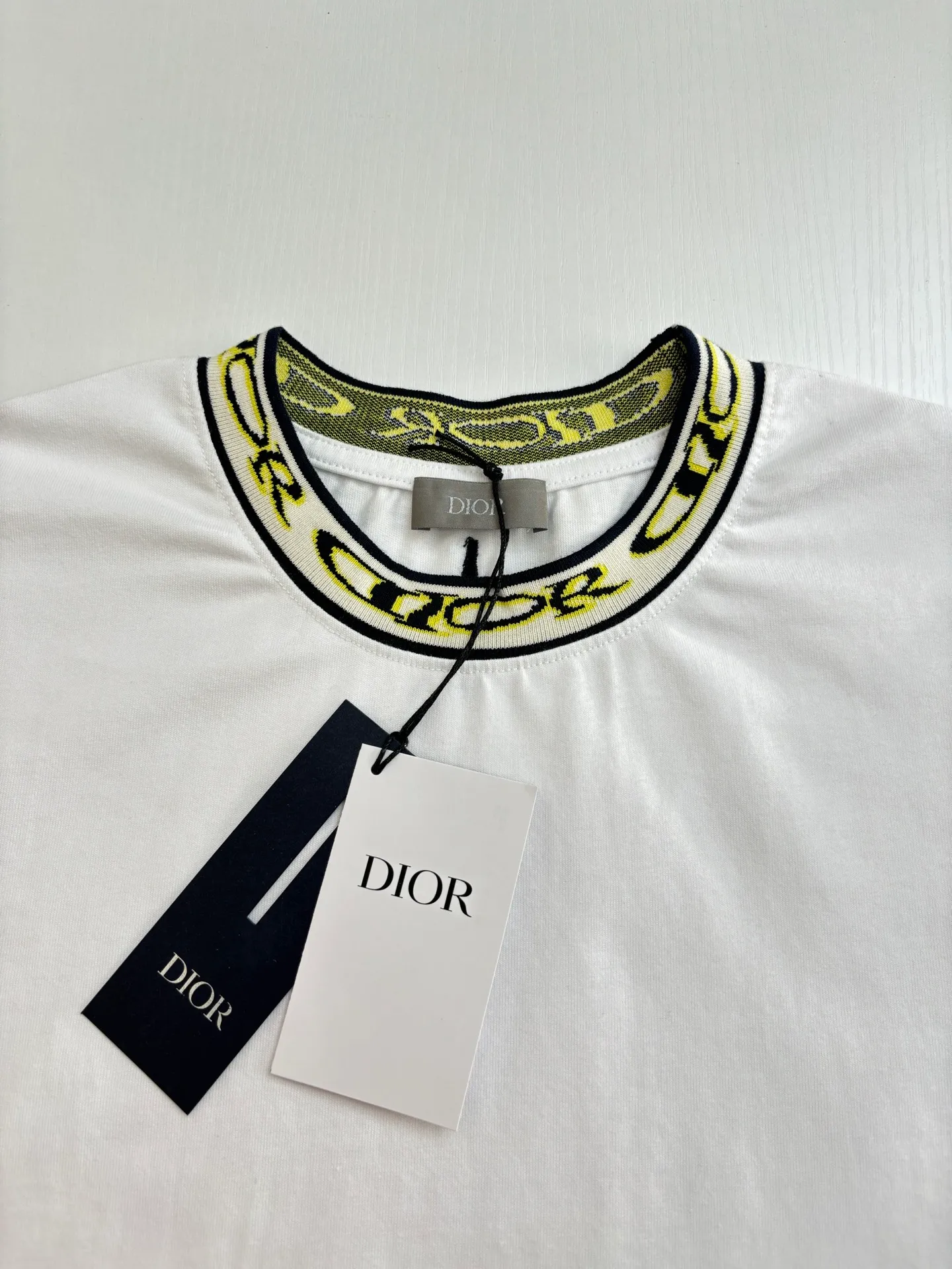 🅿️250 Dio*/Dior 25SS new joint jacquard rib collar short-sleeved T-shirt is carefully made of white cotton jersey fabric. The ribbed neckline is decorated with the joint series logo, reinterpreting the logo in a graphic style. Can be worn with this joint series to create a sophisticated look.  Size：S/M/L/XL