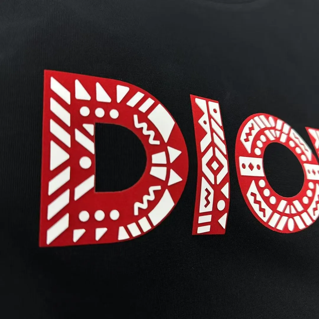 🅿️190 Dio* Dior 2025 spring and summer new style Classic letter flocking technology + three-dimensional silicone Simple and elegant Customized double yarn plain cotton fabric Short-sleeved T-shirt Unisex Color: Black White Size: S (90-130 catties) M (120-150 catties) L (140-165 catties) XL (160-180 catties) XXL (180-210 pounds)