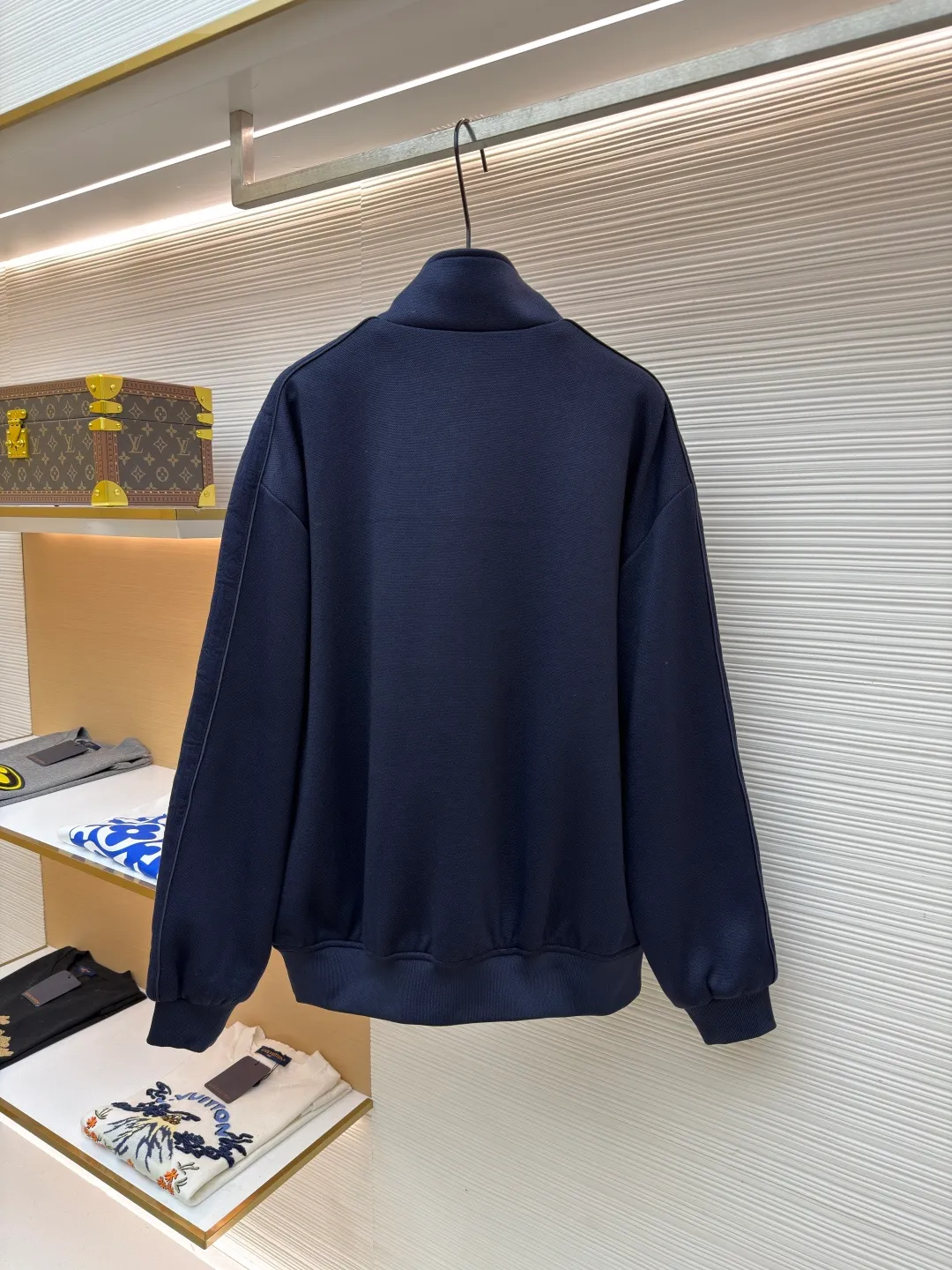 Dior Jersey Oblique Print Stand Collar Long Sleeve Jacket ●Original version: 25000 purchase and development ●Item number: 1682096-B35 ●Fabric: knitted fabric ●Technology: Printing ●Color: navy blue ●Version: Fitted version ●Weight: about 900 grams ●Size: S-M-L-XL ●Description: This Oblique print sports jacket cleverly combines sports style with elegance. Crafted from navy cotton-blend jersey, it features Oblique-print panels on the sleeves and welted side pockets. Wear with trousers from the collection. Sleeves decorated with Oblique print panels. Stand collar. Two-way zip fastening with Dior signature zip pull. Ribbed cuffs and hem. Body: 38% cotton, 32% polyester, 30% nylon. Lining: 51% cotton, 49% viscose. The overall wiring is straight and delicate, the fabric is comfortable and soft, and the color is consistent without color difference. It can be matched with the same style to create a fashionable look and control various occasions. Customized accessories, complete with three standards, same style for men and women!
