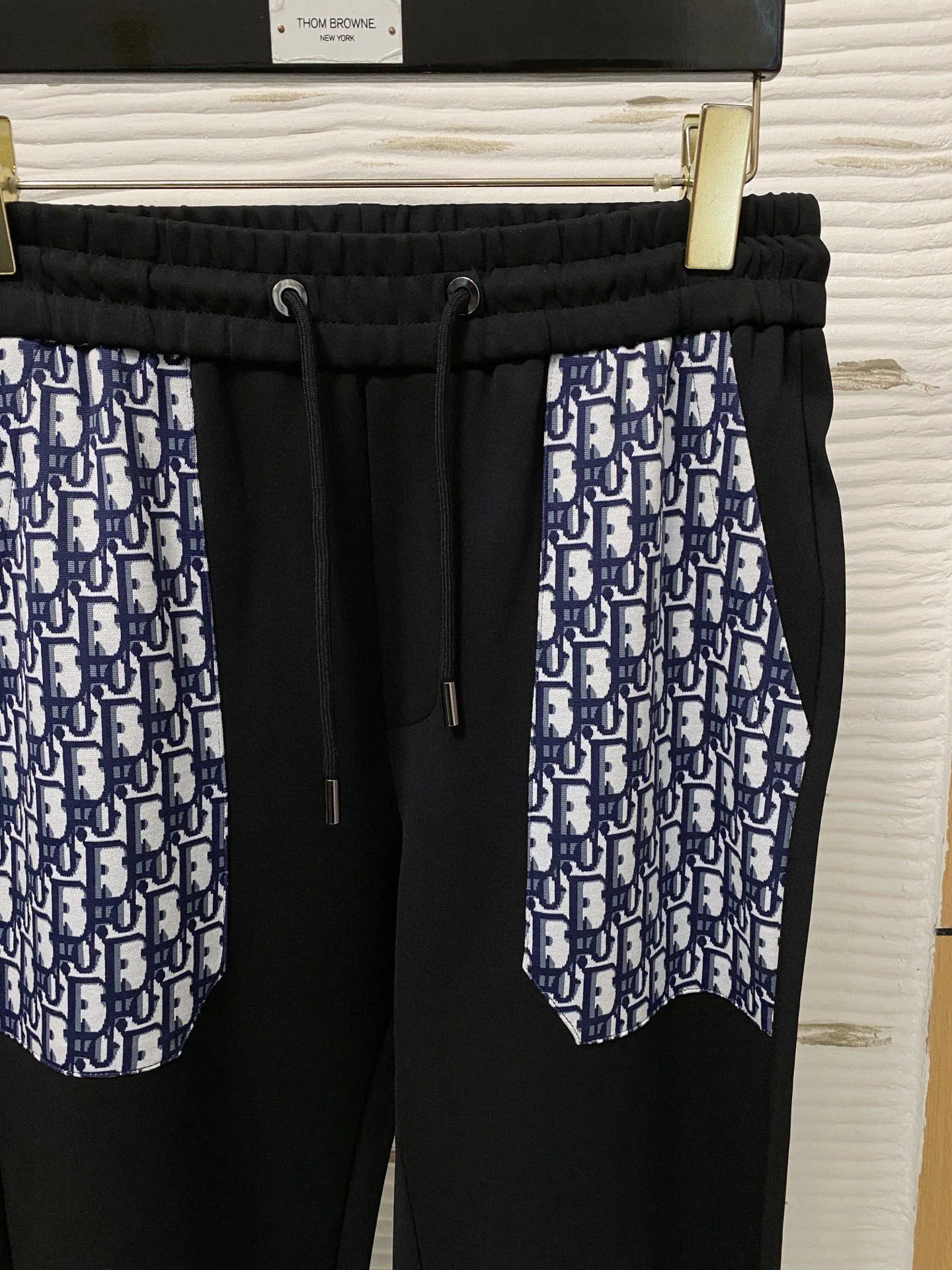 🅿️720 [DIOR Dior] Hot-selling suit is coming. Focus on the original version of the official website. 2025 new hot-selling cardigan and sweatshirt suit. The original order is the best 🇭🇰. It is the meticulous work of top designers for a fitting and perfect upper body effect. All-natural high-quality Tencel Roman cotton 100%, close-fitting comfort, noble and elegant! Original hardware embodies elegance and nobility! Counter size: M-3XL (maximum wear up to 190 pounds)