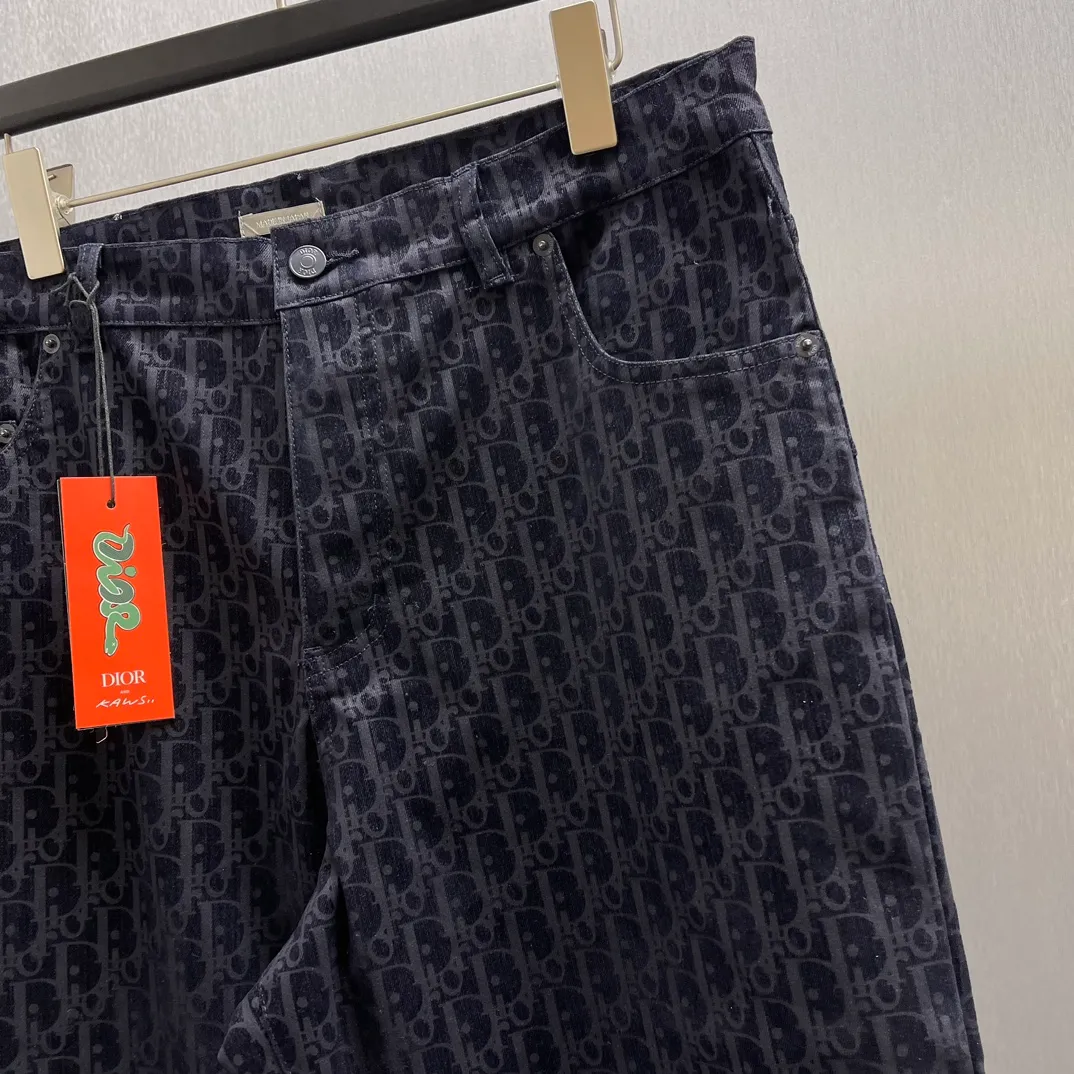 🅿️560 🧧CD blue cotton blend KAWS classic jeans SIZE: S-XL This classic jeans is from the DIOR AND KAWS limited series, showing the Ob1iique print. Crafted from blue cotton-blend denim, it features D1OR AND KAWS embroidery on the back, reinterpreting the Dior logo as a colorful snake. Pair it with the flocked Oblique print for a bold addition to casual looks.
