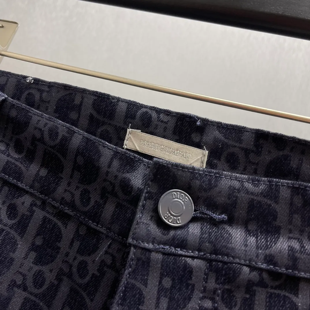 🅿️560 🧧CD blue cotton blend KAWS classic jeans SIZE: S-XL This classic jeans is from the DIOR AND KAWS limited series, showing the Ob1iique print. Crafted from blue cotton-blend denim, it features D1OR AND KAWS embroidery on the back, reinterpreting the Dior logo as a colorful snake. Pair it with the flocked Oblique print for a bold addition to casual looks.