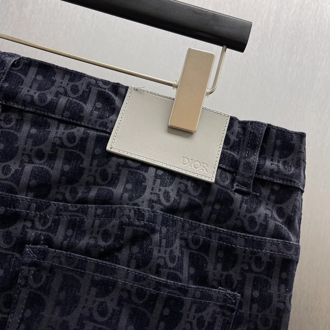 🅿️560 🧧CD blue cotton blend KAWS classic jeans SIZE: S-XL This classic jeans is from the DIOR AND KAWS limited series, showing the Ob1iique print. Crafted from blue cotton-blend denim, it features D1OR AND KAWS embroidery on the back, reinterpreting the Dior logo as a colorful snake. Pair it with the flocked Oblique print for a bold addition to casual looks.