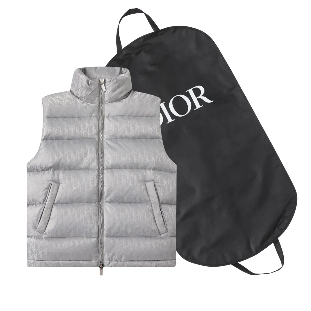 🅿️700 (with dust bag) Dior/Dior 20fw all-over dark pattern presbyopic down vest cd black jacquard technical fabric oblique print This sleeveless jacket is decorated with tonal oblique print throughout, paying tribute to the classic pattern. Crafted from warm technical fabric, it features a black Dior logo patch on the back of the collar. Adds elegance to any look. Tonal oblique print throughout, DR logo patch on back of collar, sleeveless stand collar, two-way zipper pull with DR logo engraved zipper pull, side welt pockets, drawstring elastic hem, 100% polyamide Color: Black/Navy/Pearl Size: 44/46/48/50/52/54