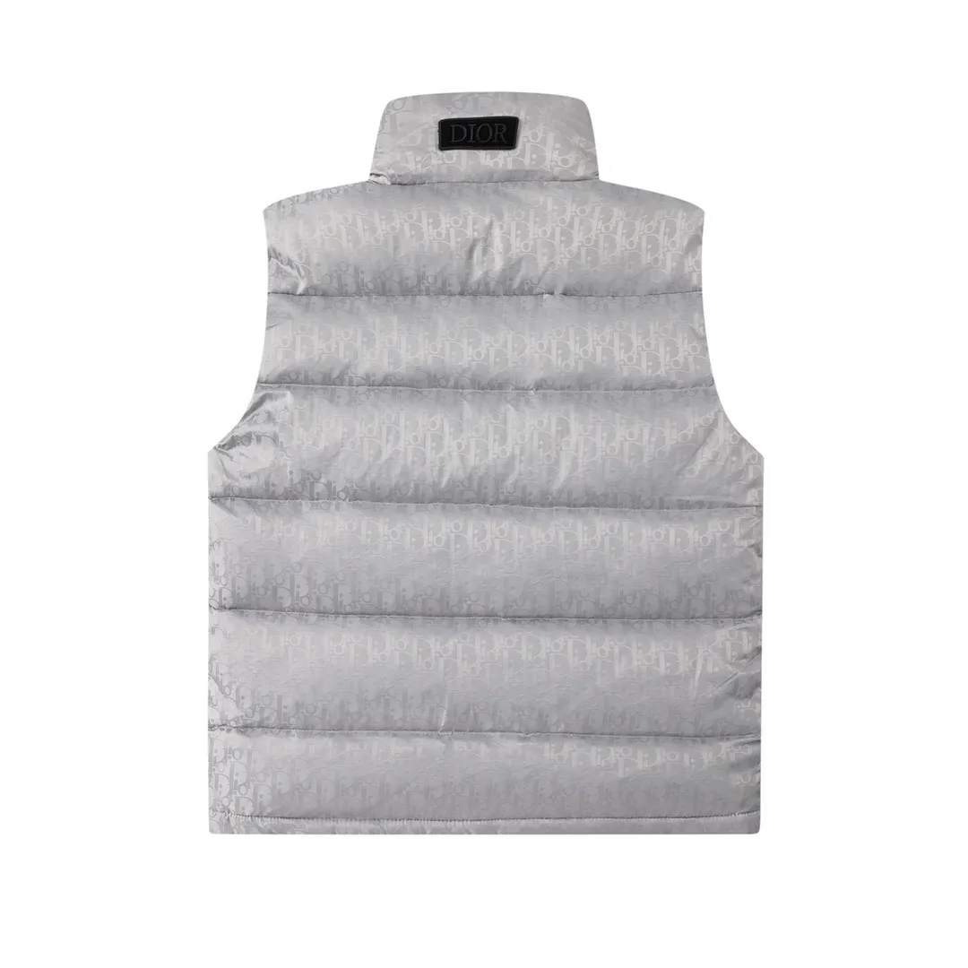 🅿️700 (with dust bag) Dior/Dior 20fw all-over dark pattern presbyopic down vest cd black jacquard technical fabric oblique print This sleeveless jacket is decorated with tonal oblique print throughout, paying tribute to the classic pattern. Crafted from warm technical fabric, it features a black Dior logo patch on the back of the collar. Adds elegance to any look. Tonal oblique print throughout, DR logo patch on back of collar, sleeveless stand collar, two-way zipper pull with DR logo engraved zipper pull, side welt pockets, drawstring elastic hem, 100% polyamide Color: Black/Navy/Pearl Size: 44/46/48/50/52/54