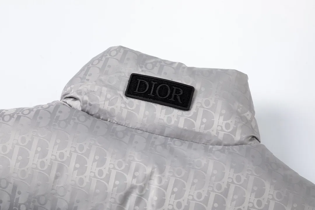 🅿️700 (with dust bag) Dior/Dior 20fw all-over dark pattern presbyopic down vest cd black jacquard technical fabric oblique print This sleeveless jacket is decorated with tonal oblique print throughout, paying tribute to the classic pattern. Crafted from warm technical fabric, it features a black Dior logo patch on the back of the collar. Adds elegance to any look. Tonal oblique print throughout, DR logo patch on back of collar, sleeveless stand collar, two-way zipper pull with DR logo engraved zipper pull, side welt pockets, drawstring elastic hem, 100% polyamide Color: Black/Navy/Pearl Size: 44/46/48/50/52/54
