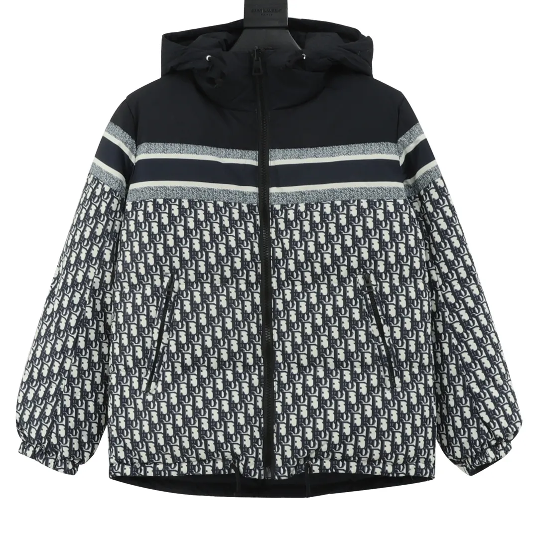 🅿️1360 Dior/Dior classic all-over printed presbyopic reversible down jacket The original 17,000 purchased sample garments are printed using the new international standard 90 white duck down (detectable) with a fill power of 700. Each piece of down is no less than 330 grams, 100% filled, pure down. In order to distinguish the hand-filled down from small workshops, we uniformly choose to use MCGS machine filling, based on the filling quantity of each piece, the fill power of the down stirring, and the 900-density double-layer liner cloth of the down liner comes with an anti-run down coating to maintain The down version also ensures that the down will not move after dry cleaning. The inner lining is 900-density and comes with an anti-feather coating. The cuffs and collar are all made of original Velcro, which is durable. The accessories and hardware are all custom-made from the original factory. Details determine the quality. Customized double-sided printed fabrics. It took 60 days to perfectly restore the overall presbyopic LOGO positioning. It has a super soft feel. The exquisite pattern design is arranged and positioned by computer. The fabric is soft and anti-static. Feel free to compare with the market version. Size:S-XXL
