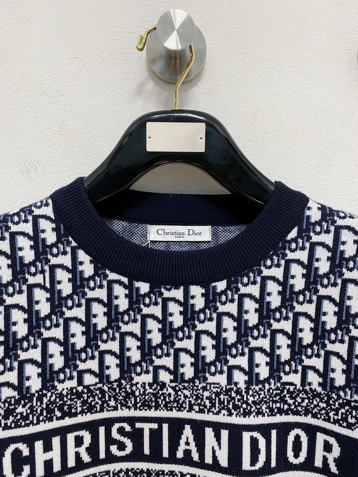 🅿️440 Dior crew neck sweater, made of wool blended yarn, has good warmth retention, fluffy and soft, doubles skin care, giving you a lightweight wearing experience. High-quality natural fibers ensure high-quality life. The whole piece adopts solid color single-sided craftsmanship, leaving loose space when fit, solid color plain weave, neat texture, solid color design, durable and high-end. The workmanship is meticulous, fashionable and versatile. The reverse shoulder design is simple and comfortable. At the same time, it uses counter stitching to highlight the quality in the details, making the temperament more low-key, restrained, calm and stylish, and better showing the clean and tidy side of successful men. The collar, cuffs, and hem are made of dense rib weaving, which is tight and elastic, not easy to deform, and highlights the details and texture. Whether worn alone or layered, it can not only give you a warm feeling, but also give you a sophisticated sense of fashion.      Size: M-XXXL