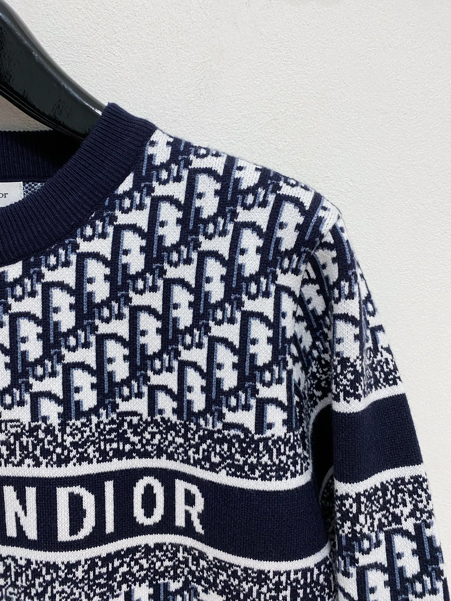 🅿️440 Dior crew neck sweater, made of wool blended yarn, has good warmth retention, fluffy and soft, doubles skin care, giving you a lightweight wearing experience. High-quality natural fibers ensure high-quality life. The whole piece adopts solid color single-sided craftsmanship, leaving loose space when fit, solid color plain weave, neat texture, solid color design, durable and high-end. The workmanship is meticulous, fashionable and versatile. The reverse shoulder design is simple and comfortable. At the same time, it uses counter stitching to highlight the quality in the details, making the temperament more low-key, restrained, calm and stylish, and better showing the clean and tidy side of successful men. The collar, cuffs, and hem are made of dense rib weaving, which is tight and elastic, not easy to deform, and highlights the details and texture. Whether worn alone or layered, it can not only give you a warm feeling, but also give you a sophisticated sense of fashion.      Size: M-XXXL