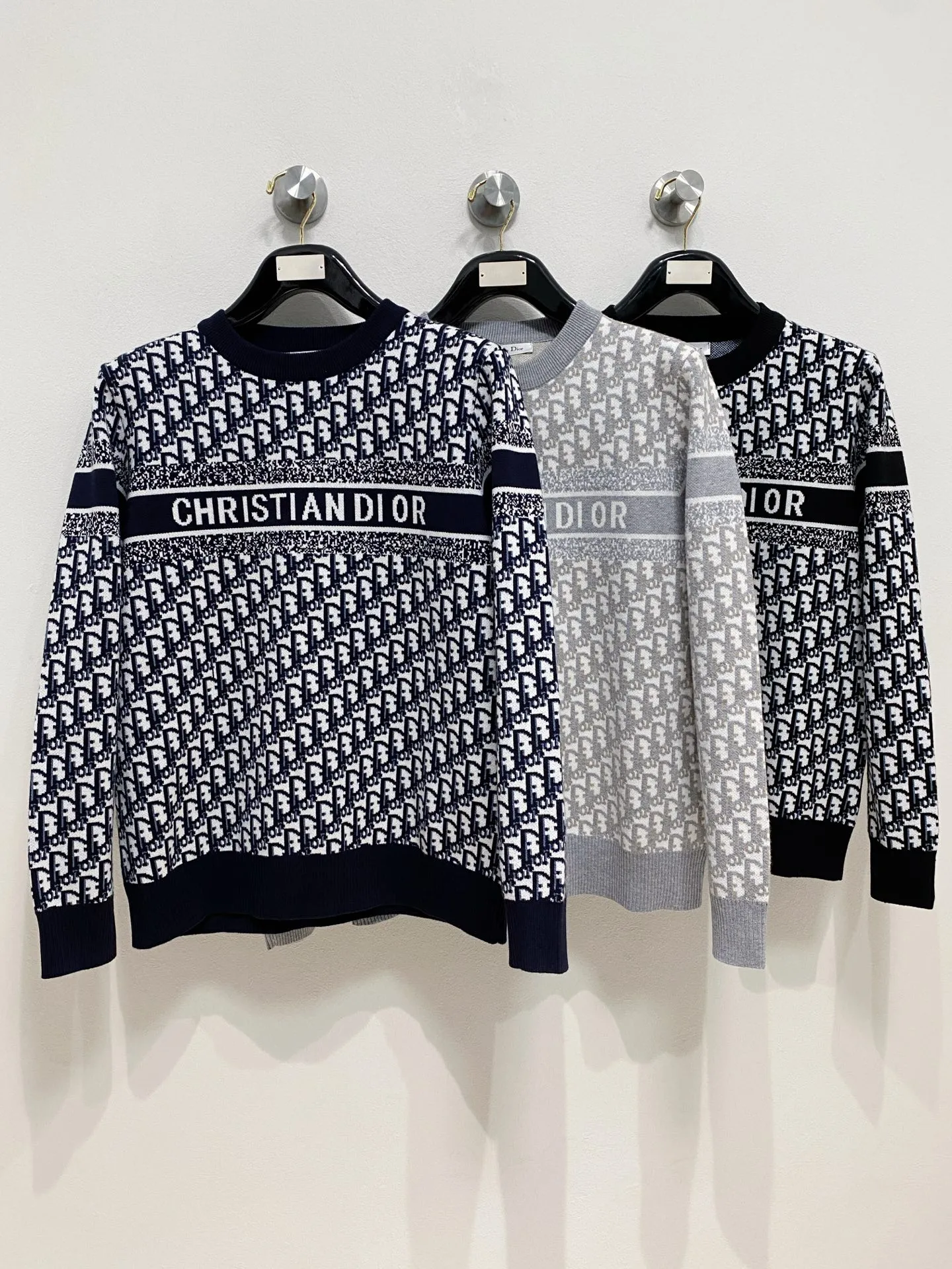 🅿️440 Dior crew neck sweater, made of wool blended yarn, has good warmth retention, fluffy and soft, doubles skin care, giving you a lightweight wearing experience. High-quality natural fibers ensure high-quality life. The whole piece adopts solid color single-sided craftsmanship, leaving loose space when fit, solid color plain weave, neat texture, solid color design, durable and high-end. The workmanship is meticulous, fashionable and versatile. The reverse shoulder design is simple and comfortable. At the same time, it uses counter stitching to highlight the quality in the details, making the temperament more low-key, restrained, calm and stylish, and better showing the clean and tidy side of successful men. The collar, cuffs, and hem are made of dense rib weaving, which is tight and elastic, not easy to deform, and highlights the details and texture. Whether worn alone or layered, it can not only give you a warm feeling, but also give you a sophisticated sense of fashion.      Size: M-XXXL