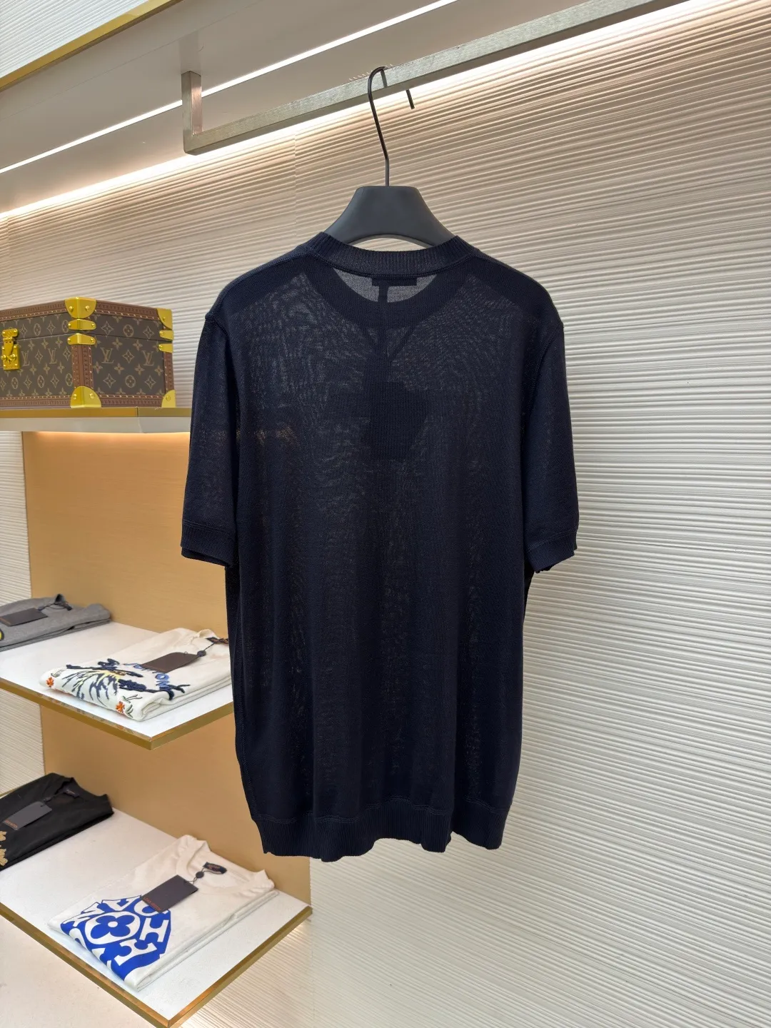 Prada classic LOGO jacquard wool round neck short sleeves ●Original version: purchased and developed by 11988 ●Item number: 1682516-A45 ●Fabric: wool fabric ●Technology: jacquard production ●Color: black ●Version: fitted version ●Weight: about 150 grams ●Size: 46-48-50-52 ●Description: This PRADA gray knitted short-sleeve is woven with high-quality combed cotton threads. The body is made of vertical pit knitting technology. The texture is three-dimensional and elastic. It is soft and breathable when worn next to the skin. It has good drape and stiffness, and is not prone to pilling and deformation. The brand letters and badge pattern on the front of the garment are made with precision embroidery technology. The embroidery thread is made of imported high-gloss yarn. The stitches are dense and even, and the pattern is three-dimensional and clear. It forms a texture contrast with the knitted base to highlight the brand recognition. The neckline is a classic round neck design, with double-needle reinforced hemming technology and a customized threaded collar, which is durable and not easy to loosen. The cuffs and hem are ribbed in the same color. The overall cut is a loose silhouette. The stitching is straight and fine. The customized accessories and three standards are complete. The detailed craftsmanship shows the level of luxury. It is suitable for casual daily and light business wear scenarios. The overall wiring is straight and delicate, the fabric is comfortable and soft, and the color is consistent without color difference. It can be matched with the same style to create a fashionable look and control various occasions. Customized accessories, complete with three standards, same style for men and women!