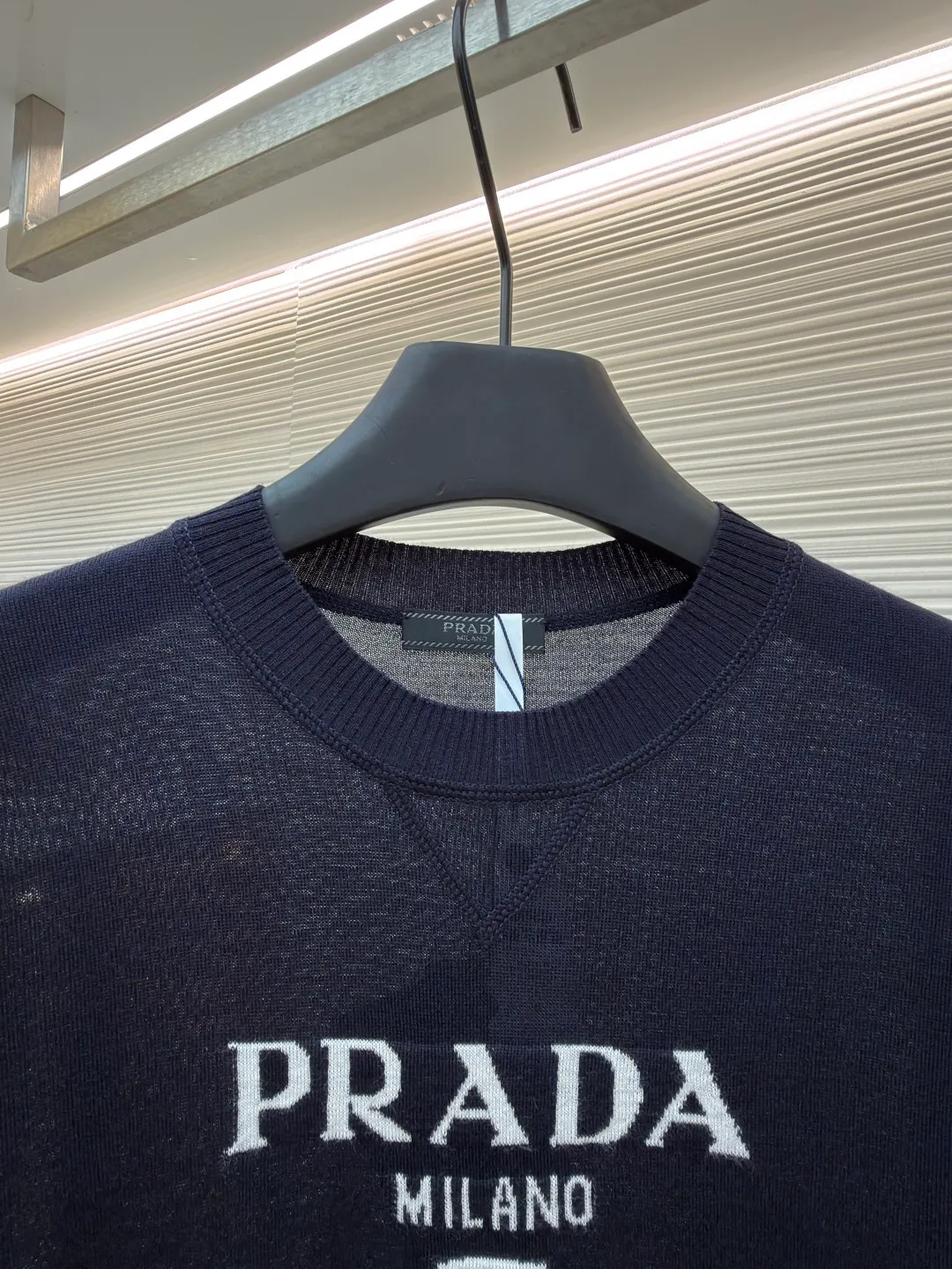 Prada classic LOGO jacquard wool round neck short sleeves ●Original version: purchased and developed by 11988 ●Item number: 1682516-A45 ●Fabric: wool fabric ●Technology: jacquard production ●Color: black ●Version: fitted version ●Weight: about 150 grams ●Size: 46-48-50-52 ●Description: This PRADA gray knitted short-sleeve is woven with high-quality combed cotton threads. The body is made of vertical pit knitting technology. The texture is three-dimensional and elastic. It is soft and breathable when worn next to the skin. It has good drape and stiffness, and is not prone to pilling and deformation. The brand letters and badge pattern on the front of the garment are made with precision embroidery technology. The embroidery thread is made of imported high-gloss yarn. The stitches are dense and even, and the pattern is three-dimensional and clear. It forms a texture contrast with the knitted base to highlight the brand recognition. The neckline is a classic round neck design, with double-needle reinforced hemming technology and a customized threaded collar, which is durable and not easy to loosen. The cuffs and hem are ribbed in the same color. The overall cut is a loose silhouette. The stitching is straight and fine. The customized accessories and three standards are complete. The detailed craftsmanship shows the level of luxury. It is suitable for casual daily and light business wear scenarios. The overall wiring is straight and delicate, the fabric is comfortable and soft, and the color is consistent without color difference. It can be matched with the same style to create a fashionable look and control various occasions. Customized accessories, complete with three standards, same style for men and women!