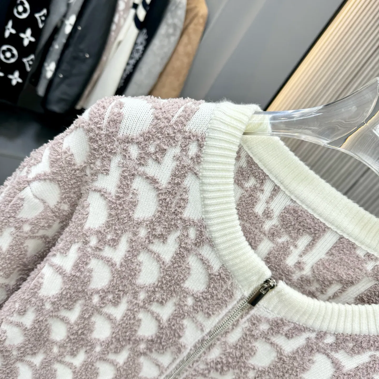🅿️310 Dior 25FW zipper sweater is made of top-grade cashmere yarn. The new autumn and winter Oblique jacquard knitted cashmere sweater adopts a double-sided wearable design and is made of high-quality cashmere material. After fine weaving process, it presents a soft and comfortable touch and excellent thermal insulation performance. The iconic Oblique jacquard pattern is perfectly presented through precision knitting technology. It can be worn on both sides, showing different style charms. The round neck design is simple and elegant, suitable for various matching occasions. Exquisite knitting technology ensures that the clothes are not easily deformed and remain crisp and long-lasting. The double-sided design concept reflects LV's perfect balance of practicality and fashion. Each sweater undergoes strict quality inspection to ensure that the quality meets the brand's consistently high standards. This knitted item combines warmth and style, making it an exquisite addition to your autumn and winter wardrobe. Size:S/M/L/XL