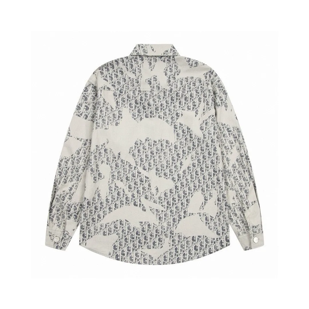 🅿️280 Dior's new full classic logo printed graffiti washed denim shirt for men and women, same style casual tops and jackets [Little Red Book hot items | simultaneous sale on the official website] 1⃣️The fabric adopts imported printing machine batch full printing process technology, perfect control, different from other versions in the market, very high-quality fabric! Precise and high-quality craftsmanship allows the logo and fabric to be integrated into one! 2⃣️After washing, the upper body is soft and comfortable, extremely delicate, and feels solid, smooth and soft. The fabric has the characteristics of being wrinkle-free and has an invincible feel. The details are perfectly handled! 3⃣️The workmanship details are perfectly controlled, all are hemmed with vest technology, and the inside of the sleeves are also used. Different from the four-needle and five-thread workmanship, the collar is also designed with interlining, which shows high-end fashion and personality. The style is fashionable, simple and elegant, and it is a very versatile jacket! 4⃣️Hang tag accessories are all customized from the original version! Same style for men and women Color: washed gray Size: S, M, L, XL