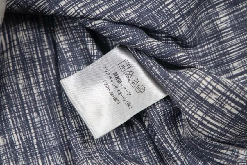 🅿️280 Dior's new full classic logo printed graffiti washed denim shirt for men and women, same style casual tops and jackets [Little Red Book hot items | simultaneous sale on the official website] 1⃣️The fabric adopts imported printing machine batch full printing process technology, perfect control, different from other versions in the market, very high-quality fabric! Precise and high-quality craftsmanship allows the logo and fabric to be integrated into one! 2⃣️After washing, the upper body is soft and comfortable, extremely delicate, and feels solid, smooth and soft. The fabric has the characteristics of being wrinkle-free and has an invincible feel. The details are perfectly handled! 3⃣️The workmanship details are perfectly controlled, all are hemmed with vest technology, and the inside of the sleeves are also used. Different from the four-needle and five-thread workmanship, the collar is also designed with interlining, which shows high-end fashion and personality. The style is fashionable, simple and elegant, and it is a very versatile jacket! 4⃣️Hang tag accessories are all customized from the original version! Same style for men and women Color: washed gray Size: S, M, L, XL