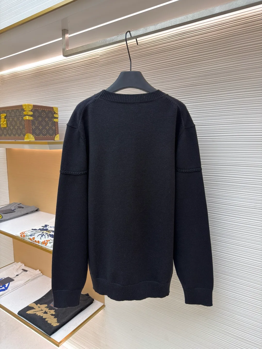 Dior machine-sewn thread-embroidered logo sweater ●Original version: 16,000 purchased and developed ●Item number: 1681951-A85 ●Material: wool blended fabric ●Technology: knitted ●Color: black ●Version: fitted version ●Weight: about 635 grams ●Size: S-M-L-XL ●Description: Made of 50% wool, 50% cotton yarn. The chest logo is woven with a positive 7-needle imported machine, and the size is customized according to the original 1:1 data. Garment washing - removes impurities on the wool surface - fixes the color - fixes the pattern - adds hand feel. This knitted sweater is new to the Spring 2026 men's collection and is decorated with the Dior Ribbon logo, paying homage to the exquisite craftsmanship of the Dior workshops. Crafted from white sheepskin jersey with a ribbed crew neck, cuffs and hem. The elegant fit can be worn with jeans for a casual, chic and sophisticated look. Dior Ribbon embroidery, ribbed crew neck, cuffs and hem. The overall wiring is straight and delicate, the fabric is comfortable and soft, and the color is consistent without color difference. It can be matched with the same style to create a fashionable look and control various occasions. Customized accessories, complete with three standards, same style for men and women!