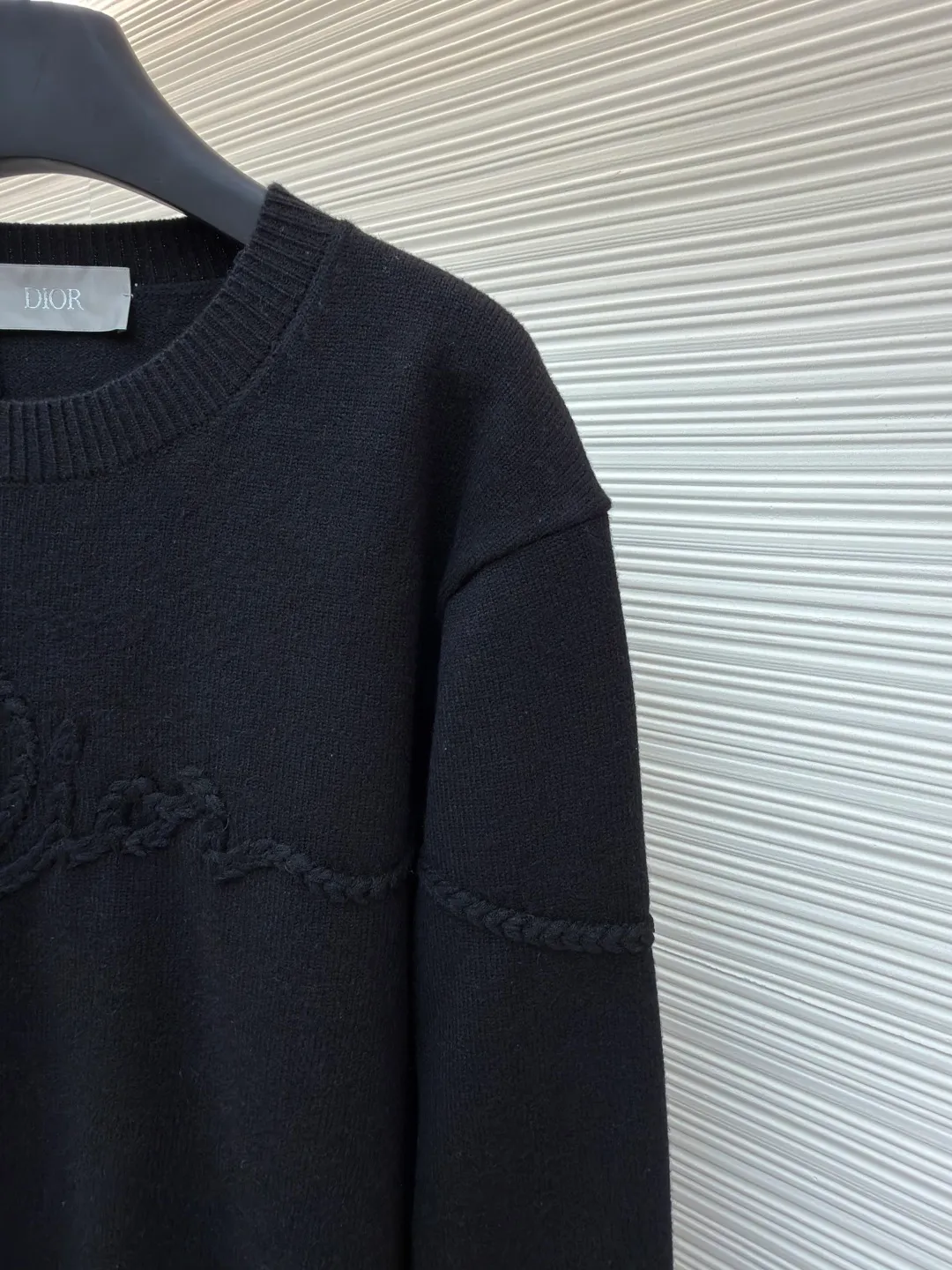 Dior machine-sewn thread-embroidered logo sweater ●Original version: 16,000 purchased and developed ●Item number: 1681951-A85 ●Material: wool blended fabric ●Technology: knitted ●Color: black ●Version: fitted version ●Weight: about 635 grams ●Size: S-M-L-XL ●Description: Made of 50% wool, 50% cotton yarn. The chest logo is woven with a positive 7-needle imported machine, and the size is customized according to the original 1:1 data. Garment washing - removes impurities on the wool surface - fixes the color - fixes the pattern - adds hand feel. This knitted sweater is new to the Spring 2026 men's collection and is decorated with the Dior Ribbon logo, paying homage to the exquisite craftsmanship of the Dior workshops. Crafted from white sheepskin jersey with a ribbed crew neck, cuffs and hem. The elegant fit can be worn with jeans for a casual, chic and sophisticated look. Dior Ribbon embroidery, ribbed crew neck, cuffs and hem. The overall wiring is straight and delicate, the fabric is comfortable and soft, and the color is consistent without color difference. It can be matched with the same style to create a fashionable look and control various occasions. Customized accessories, complete with three standards, same style for men and women!