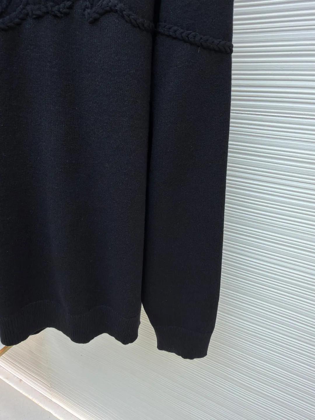 Dior machine-sewn thread-embroidered logo sweater ●Original version: 16,000 purchased and developed ●Item number: 1681951-A85 ●Material: wool blended fabric ●Technology: knitted ●Color: black ●Version: fitted version ●Weight: about 635 grams ●Size: S-M-L-XL ●Description: Made of 50% wool, 50% cotton yarn. The chest logo is woven with a positive 7-needle imported machine, and the size is customized according to the original 1:1 data. Garment washing - removes impurities on the wool surface - fixes the color - fixes the pattern - adds hand feel. This knitted sweater is new to the Spring 2026 men's collection and is decorated with the Dior Ribbon logo, paying homage to the exquisite craftsmanship of the Dior workshops. Crafted from white sheepskin jersey with a ribbed crew neck, cuffs and hem. The elegant fit can be worn with jeans for a casual, chic and sophisticated look. Dior Ribbon embroidery, ribbed crew neck, cuffs and hem. The overall wiring is straight and delicate, the fabric is comfortable and soft, and the color is consistent without color difference. It can be matched with the same style to create a fashionable look and control various occasions. Customized accessories, complete with three standards, same style for men and women!