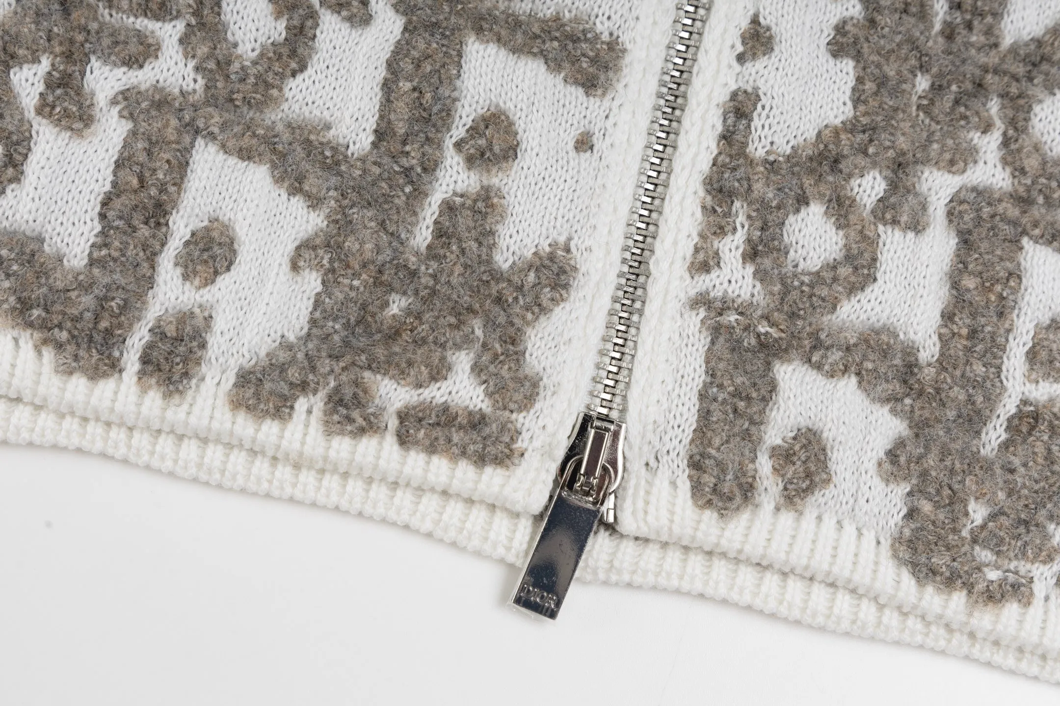 🅿️560 [Exclusive supply] CD 25FW old flower all-over printed jacquard sweater cardigan. The original purchase was 20,000 and developed. The fabric is made of white sheep wool blended jacquard fabric. This cardigan launched in the DIOR 2025 autumn men's wear series is carefully crafted and decorated with the brand's iconic Oblique print pattern. The fabric is made of a blend of 69% sheep wool, 28% cotton and 3% polyester fiber, with a thick texture and rich texture. Exquisite jacquard craftsmanship sews three-dimensional raised Oblique prints through contrasting threads, showing a unique texture effect. The round neck design is equipped with a two-way zipper closure and an exquisite Dior zipper puller, which is both practical and fashionable. Practical pockets on the sides enhance overall functionality. This cardigan can be paired with tailoring trousers of the same color for an elegant look, or paired with jeans for a casual look. The thick knitting technology ensures the crisp fit and comfortable wearing experience of the clothing, which perfectly illustrates DIOR's ultimate pursuit of details and quality. Size:S/M/L/XL