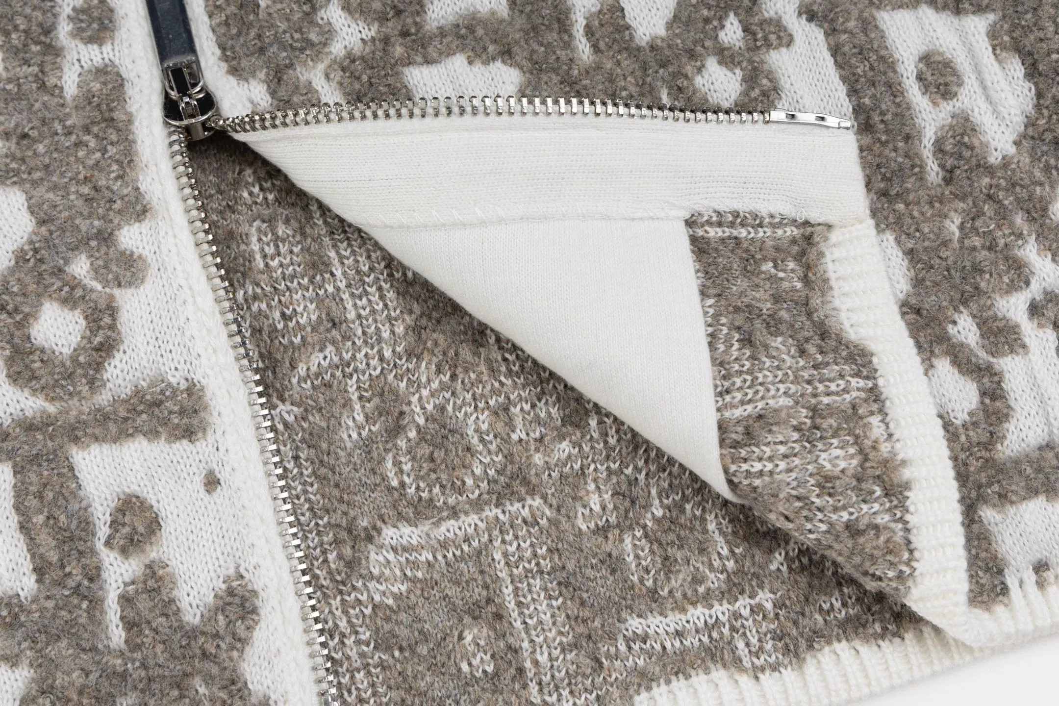 🅿️560 [Exclusive supply] CD 25FW old flower all-over printed jacquard sweater cardigan. The original purchase was 20,000 and developed. The fabric is made of white sheep wool blended jacquard fabric. This cardigan launched in the DIOR 2025 autumn men's wear series is carefully crafted and decorated with the brand's iconic Oblique print pattern. The fabric is made of a blend of 69% sheep wool, 28% cotton and 3% polyester fiber, with a thick texture and rich texture. Exquisite jacquard craftsmanship sews three-dimensional raised Oblique prints through contrasting threads, showing a unique texture effect. The round neck design is equipped with a two-way zipper closure and an exquisite Dior zipper puller, which is both practical and fashionable. Practical pockets on the sides enhance overall functionality. This cardigan can be paired with tailoring trousers of the same color for an elegant look, or paired with jeans for a casual look. The thick knitting technology ensures the crisp fit and comfortable wearing experience of the clothing, which perfectly illustrates DIOR's ultimate pursuit of details and quality. Size:S/M/L/XL