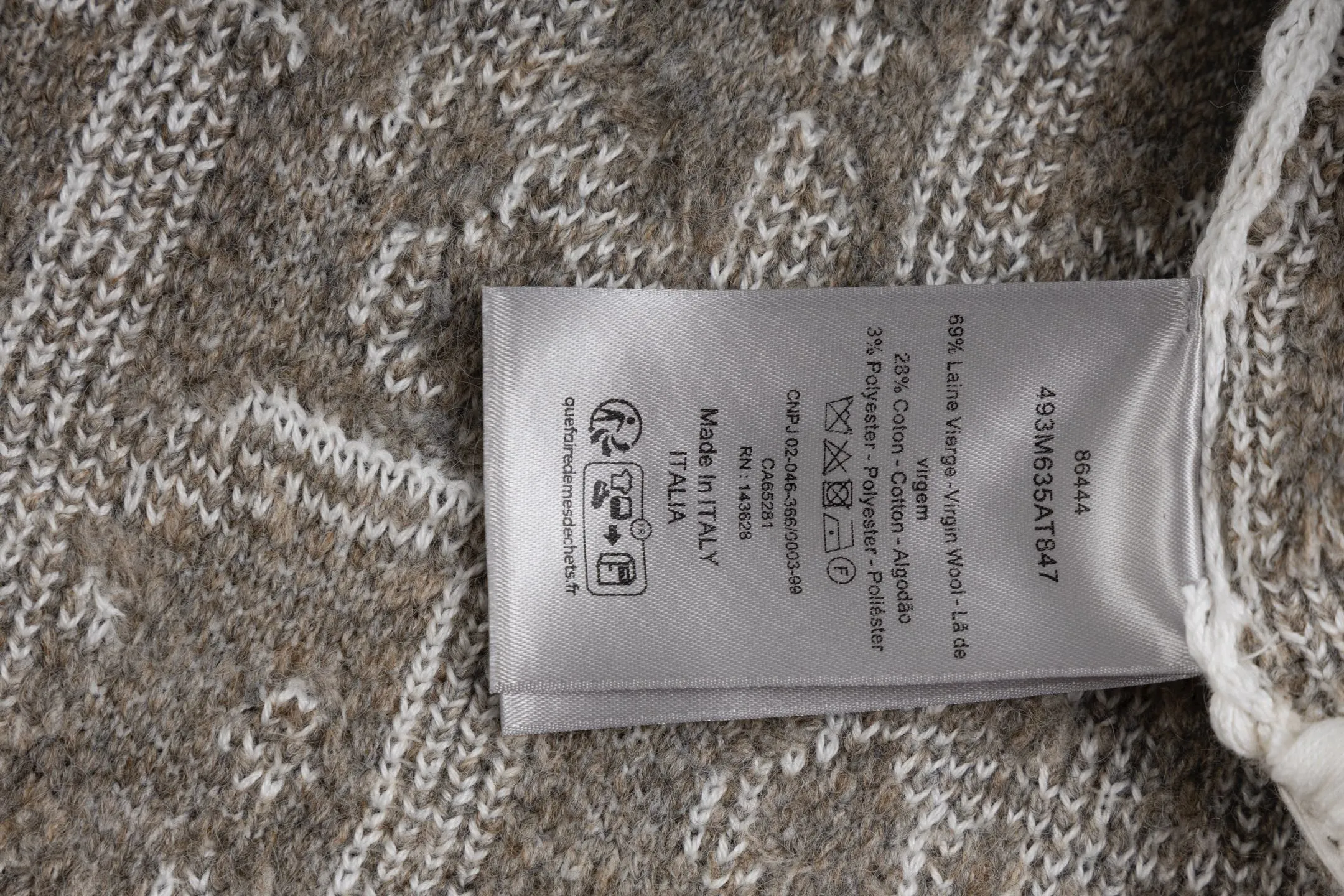 🅿️560 [Exclusive supply] CD 25FW old flower all-over printed jacquard sweater cardigan. The original purchase was 20,000 and developed. The fabric is made of white sheep wool blended jacquard fabric. This cardigan launched in the DIOR 2025 autumn men's wear series is carefully crafted and decorated with the brand's iconic Oblique print pattern. The fabric is made of a blend of 69% sheep wool, 28% cotton and 3% polyester fiber, with a thick texture and rich texture. Exquisite jacquard craftsmanship sews three-dimensional raised Oblique prints through contrasting threads, showing a unique texture effect. The round neck design is equipped with a two-way zipper closure and an exquisite Dior zipper puller, which is both practical and fashionable. Practical pockets on the sides enhance overall functionality. This cardigan can be paired with tailoring trousers of the same color for an elegant look, or paired with jeans for a casual look. The thick knitting technology ensures the crisp fit and comfortable wearing experience of the clothing, which perfectly illustrates DIOR's ultimate pursuit of details and quality. Size:S/M/L/XL