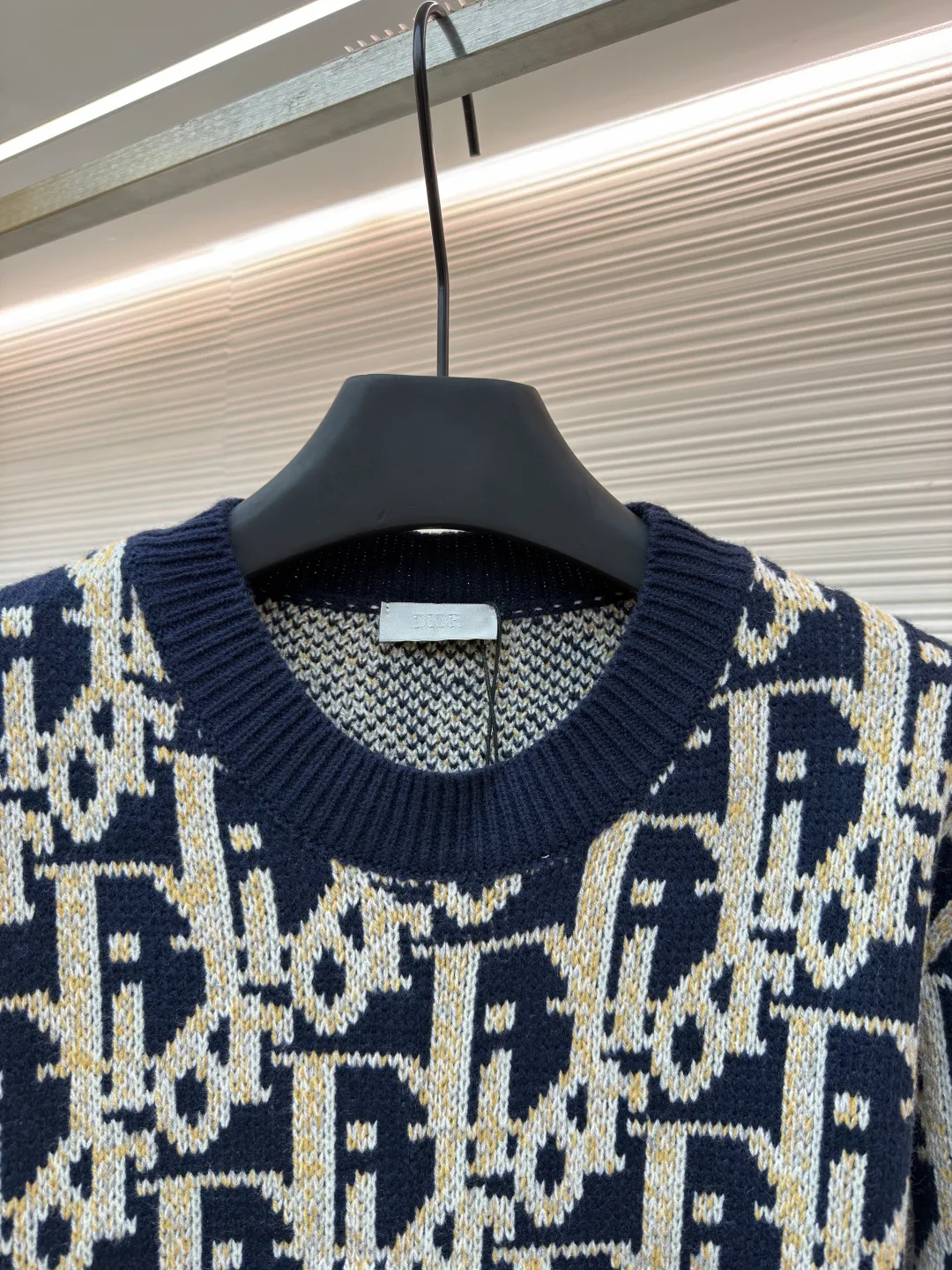 Dior presbyopic crew neck sweater ●Original version: Purchased and developed for 13500 ●Item number: 1681287-A85 ●Fabric: wool blended fabric ●Technology: jacquard weaving ●Version: fitted version ●Weight: about 660 grams ●Size: S-M-L ●Description: The wool is custom-dyed with imported premium 100% wool yarn, and jacquard weaving is carried out using an imported 5-gauge wool loom. A single piece takes 190 minutes, and is woven at a parallel and even speed. The whole piece of clothing is clear. The drawings are drawn by experienced masters, and the pattern is positioned according to YB. Specific three-label washing. The overall wiring is straight and delicate. The fabric is comfortable and soft, and the color is consistent without color difference. It can be matched with the same style to create a fashionable look, and can be used in various occasions. Customized accessories, complete with three standards, same style for men and women!