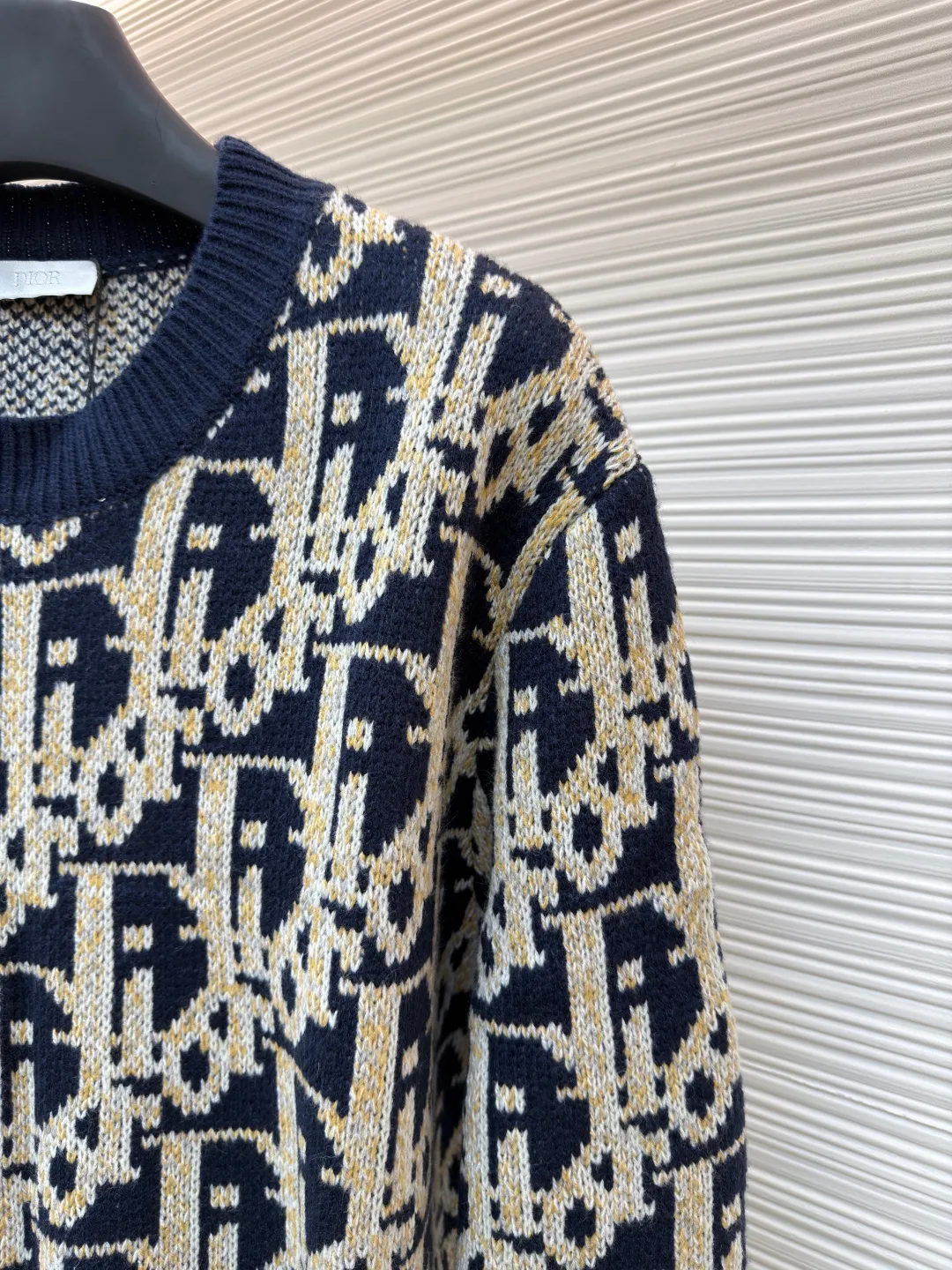 Dior presbyopic crew neck sweater ●Original version: Purchased and developed for 13500 ●Item number: 1681287-A85 ●Fabric: wool blended fabric ●Technology: jacquard weaving ●Version: fitted version ●Weight: about 660 grams ●Size: S-M-L ●Description: The wool is custom-dyed with imported premium 100% wool yarn, and jacquard weaving is carried out using an imported 5-gauge wool loom. A single piece takes 190 minutes, and is woven at a parallel and even speed. The whole piece of clothing is clear. The drawings are drawn by experienced masters, and the pattern is positioned according to YB. Specific three-label washing. The overall wiring is straight and delicate. The fabric is comfortable and soft, and the color is consistent without color difference. It can be matched with the same style to create a fashionable look, and can be used in various occasions. Customized accessories, complete with three standards, same style for men and women!