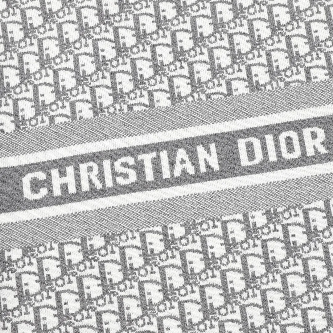 🅿️580 DIOR/Dior all-over printed jacquard crew neck sweater. The material is knitted by a 7-needle imported machine. It uses yarns with wool content. The yarns are custom-dyed. The pattern is restored after 3 times of printing. The original development of custom yarns. Customized accessories. The whole body is decorated with DIOR AND CACTUS JACK Oblique printing. Ribbed round neck, cuffs and hem. The Mexico blue shirt is amazing. Whoever wears it will look better (Liu Haoran himself) The oblique round neck versatile hooded sweatshirt can be worn by men and women, and can be matched with black and white. Size: S-L!