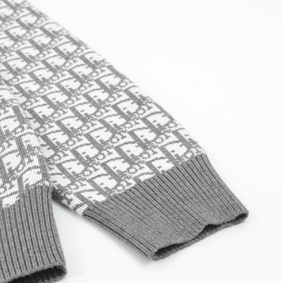 🅿️580 DIOR/Dior all-over printed jacquard crew neck sweater. The material is knitted by a 7-needle imported machine. It uses yarns with wool content. The yarns are custom-dyed. The pattern is restored after 3 times of printing. The original development of custom yarns. Customized accessories. The whole body is decorated with DIOR AND CACTUS JACK Oblique printing. Ribbed round neck, cuffs and hem. The Mexico blue shirt is amazing. Whoever wears it will look better (Liu Haoran himself) The oblique round neck versatile hooded sweatshirt can be worn by men and women, and can be matched with black and white. Size: S-L!