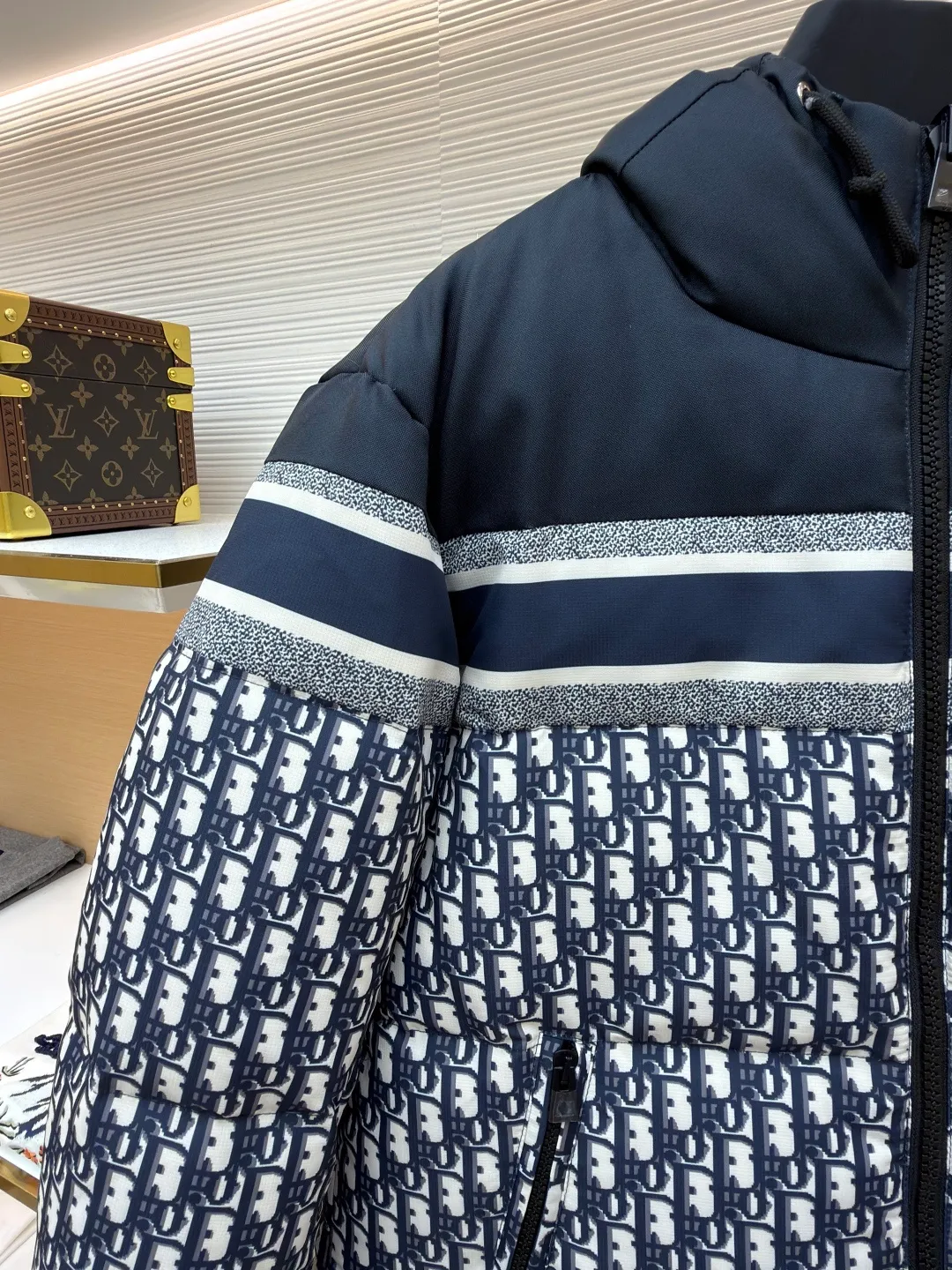 Dior full-print jacquard double-sided down jacket ●Original version: 42999 purchase and development ●Item number: 1681214-D60 ●Fabric: down fabric ●Technology: mechanical down filling ●Color: dark blue ●Version: fitted version ●Weight: about 1470 grams ●Size: S-M-L-XL-XXL ●Description: We uniformly choose to use mcgs machine filling, based on the amount of down filling for each cut piece, the fluffiness of the down stirring, the down liner's 900 density double-layer gallbladder comes with an anti-leakage coating, which maintains the shape of the down and ensures that the down does not move after dry cleaning. , the interior is lined with 900 density and comes with an anti-running velvet coating. The cuffs and collar are made of original Velcro, which is durable. The accessories and hardware are all custom-made from the original factory. Details determine the quality. Customized double-sided printed fabrics. It took 60 days to perfectly restore the overall presbyopia logo. zp, super soft feel, exquisite pattern design and positioning, soft and anti-static fabric! The overall wiring is straight and delicate, the fabric is comfortable and soft, and the color is consistent without color difference. It can be matched with the same style to create a fashionable look and control various occasions. Customized accessories, complete with three standards, same style for men and women!