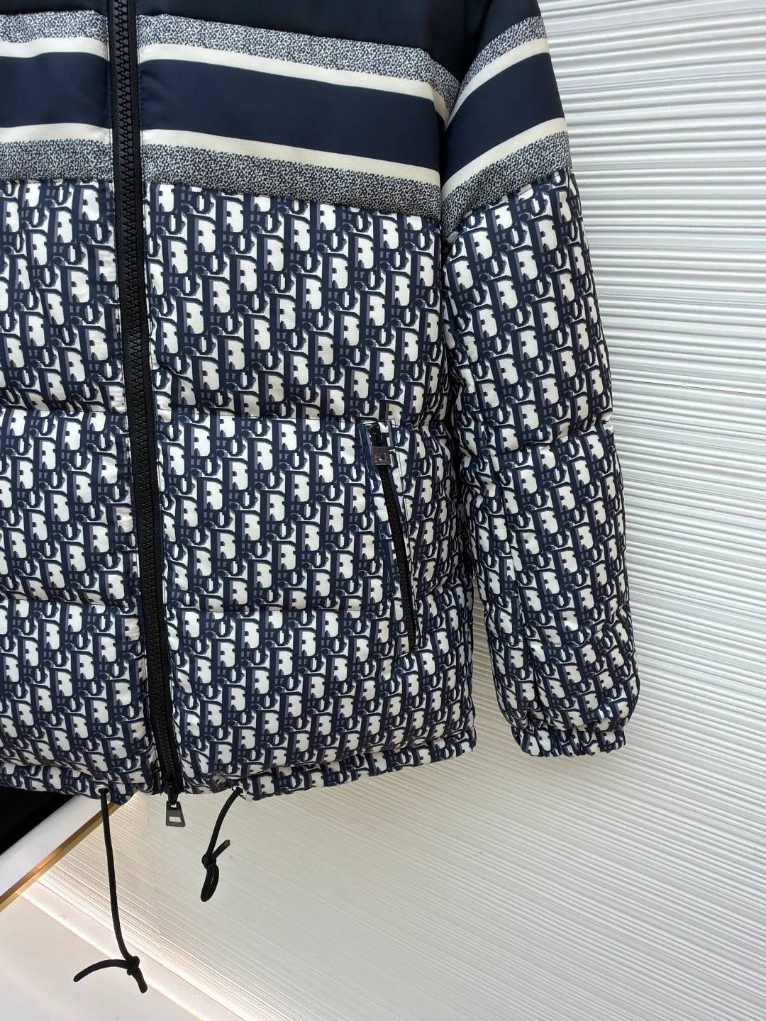 Dior full-print jacquard double-sided down jacket ●Original version: 42999 purchase and development ●Item number: 1681214-D60 ●Fabric: down fabric ●Technology: mechanical down filling ●Color: dark blue ●Version: fitted version ●Weight: about 1470 grams ●Size: S-M-L-XL-XXL ●Description: We uniformly choose to use mcgs machine filling, based on the amount of down filling for each cut piece, the fluffiness of the down stirring, the down liner's 900 density double-layer gallbladder comes with an anti-leakage coating, which maintains the shape of the down and ensures that the down does not move after dry cleaning. , the interior is lined with 900 density and comes with an anti-running velvet coating. The cuffs and collar are made of original Velcro, which is durable. The accessories and hardware are all custom-made from the original factory. Details determine the quality. Customized double-sided printed fabrics. It took 60 days to perfectly restore the overall presbyopia logo. zp, super soft feel, exquisite pattern design and positioning, soft and anti-static fabric! The overall wiring is straight and delicate, the fabric is comfortable and soft, and the color is consistent without color difference. It can be matched with the same style to create a fashionable look and control various occasions. Customized accessories, complete with three standards, same style for men and women!