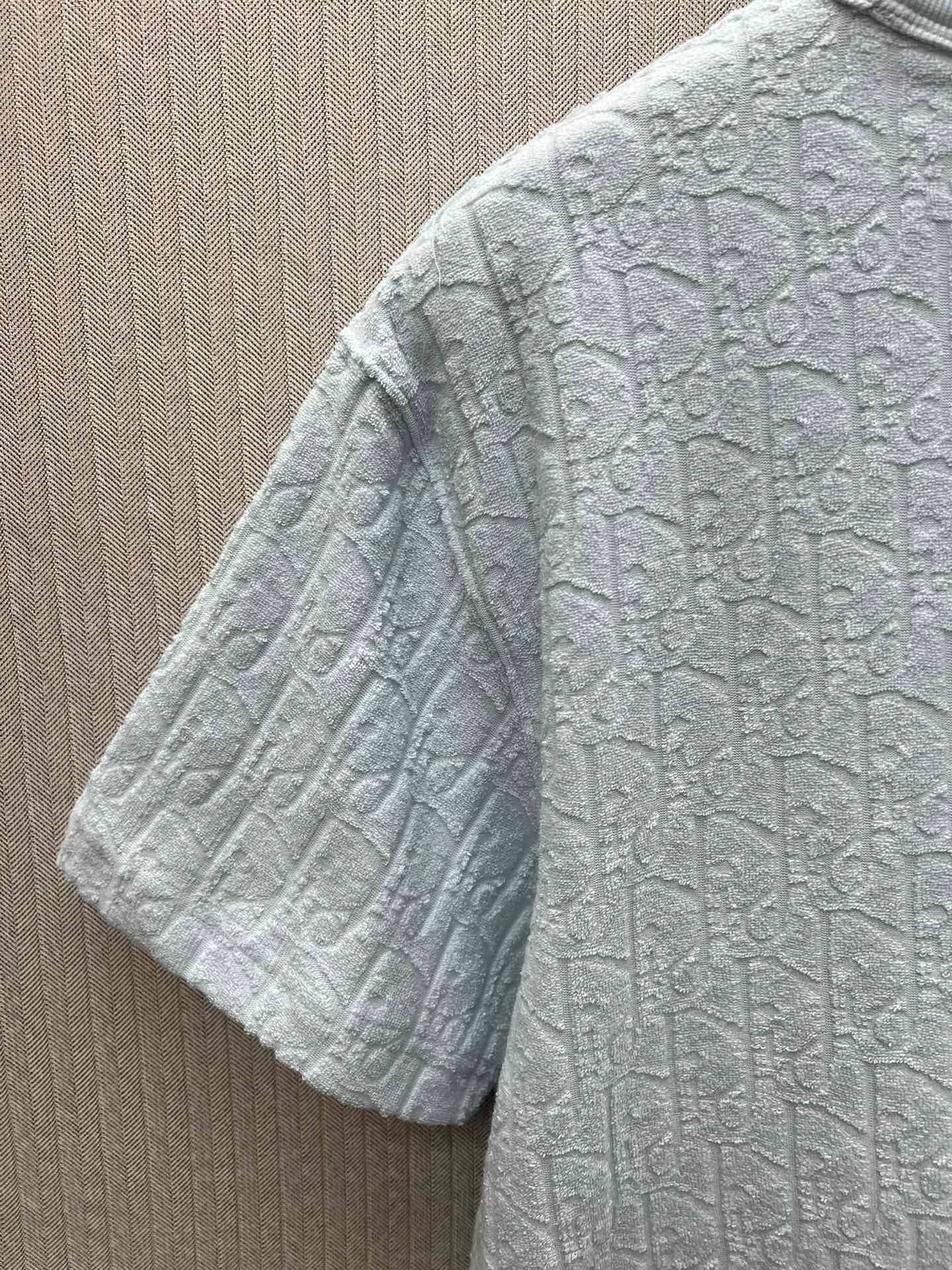 🅿️300 Dior 25ss new light blue cotton terry fabric T-shirt decorated with tonal jacquard pattern, paying tribute to the classic Oblique print. The ribbed crew neck with V-shape details creates a casual finish. The loose fit allows you to pair it with jeans or track pants to enhance your style. Size: S.M.L.XL.