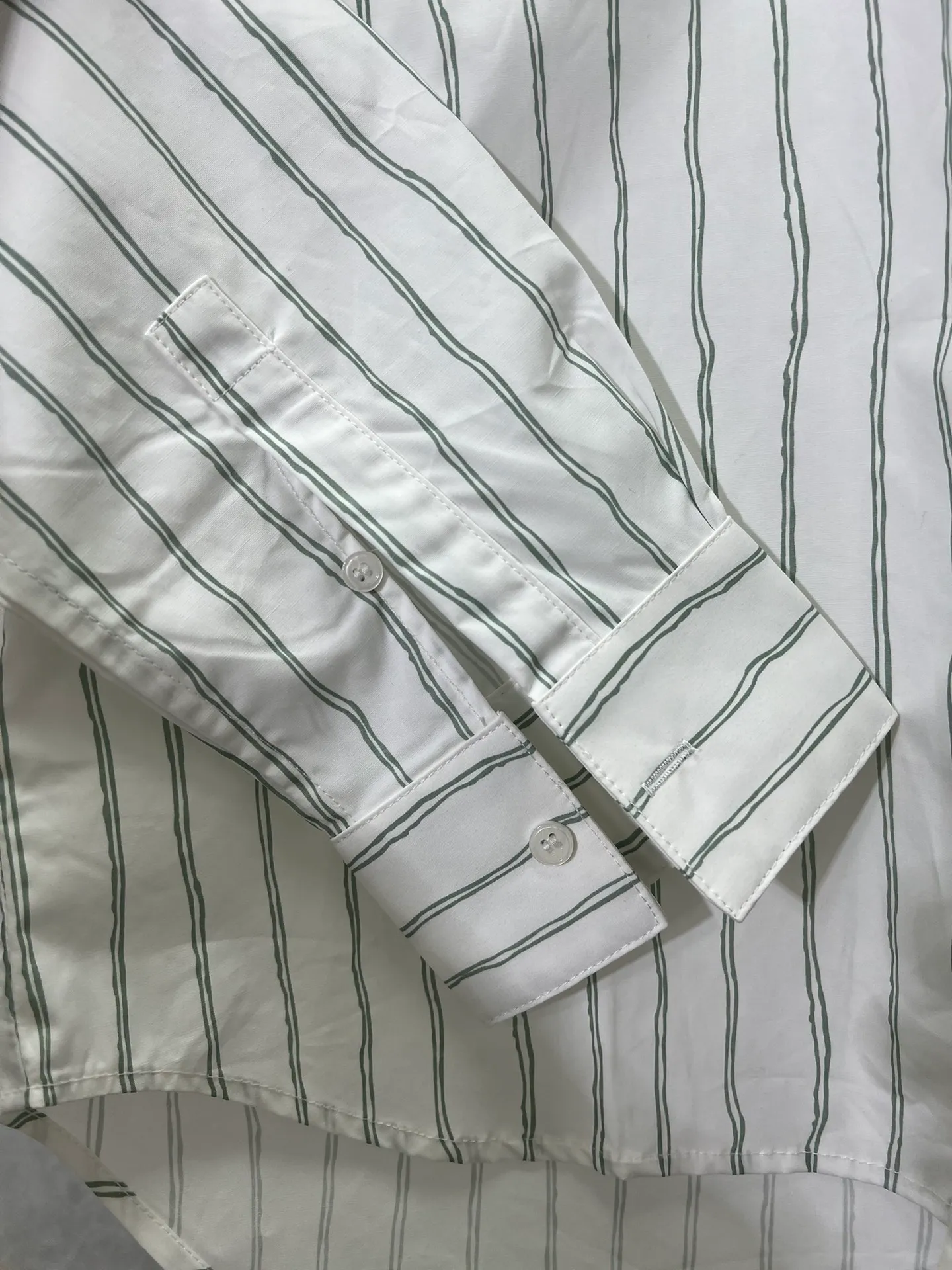 🅿️480 Dior 25ss new shirt combines modern style with traditional beauty. Crafted from white cotton poplin, it's decorated with a blue stripe pattern displaying the Dior For My Real Friends signature from the DIOR AND HYLTON NEL collection. A patch pocket on the chest and hidden button closure complete the design. Can be worn with everyday clothing. Number of yards: 39.40.41.42.