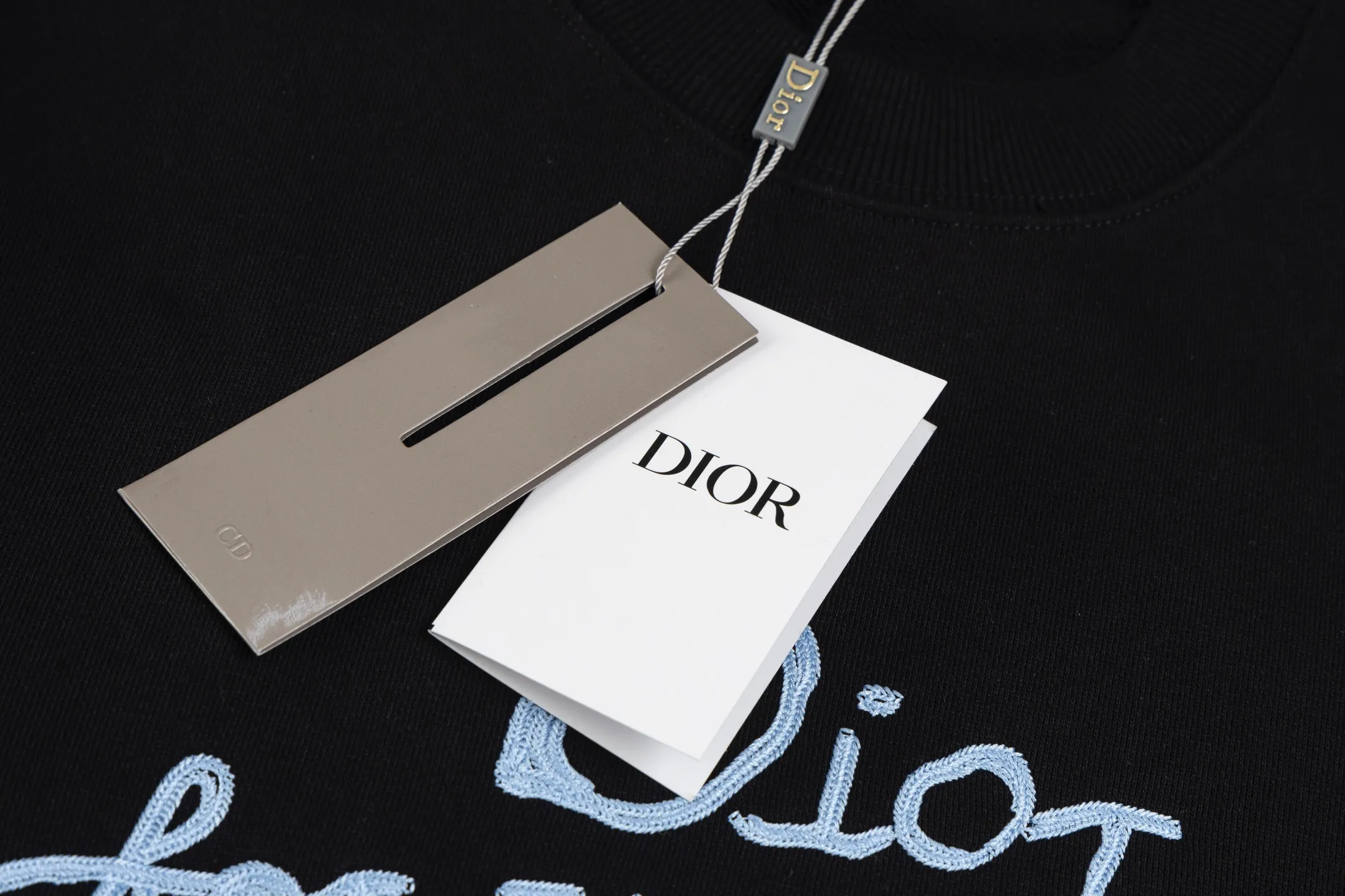 🅿️270 Style No. B27 Dior signature letter embroidered round neck sweatshirt. DIOR counter consistent sweatshirt. The fabric is made of 420g double-strand double yarn in the same cylinder terry. 2×2 pure cotton high-elastic fine threads are not deformed. Imported machine heavy industry thousands of needles full embroidery technology. Popular online celebrity versatile OS version can be worn up to about 180 pounds. Factory assembly line work. Imported machine double-line hemming technology. Three complete standards. Customized accessories. Alignment, same style for men and women colour: black white size: S M L XL Manual measurement error of about 1-3cm is normal