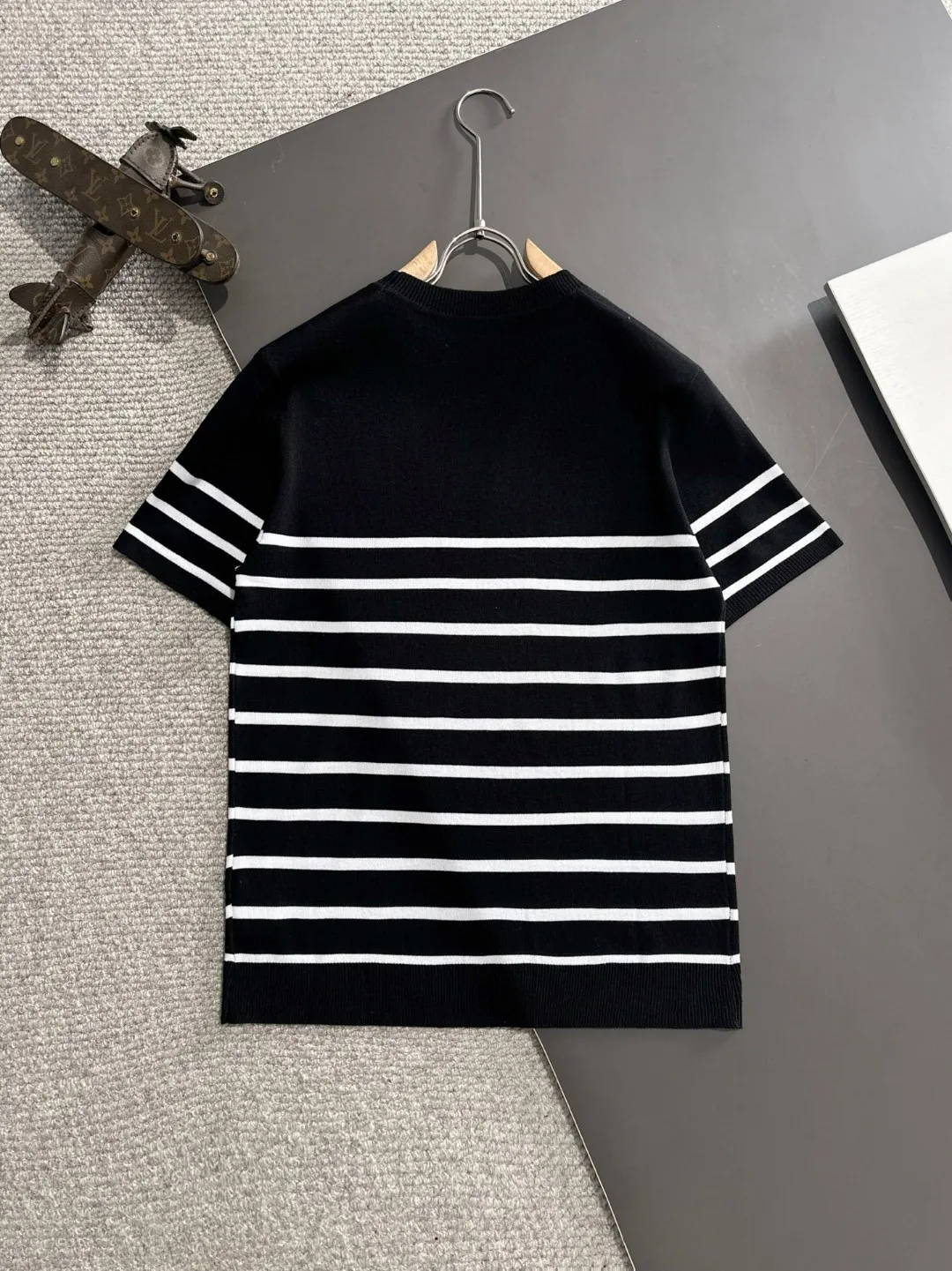🅿️320 shipped next day, high quality Dior 2025 spring and summer new men's round neck short-sleeved T-shirt. Made of combed cotton yarn knitted cotton fabric, pure cotton high-weight special yarn, it feels heavy when weighed, and the upper body is more textured than ordinary T-shirts. This texture can cope with the weather easily, suitable for both hot and cold! The pattern on the chest adopts three-dimensional embroidery technology, and is perfectly produced stitch by stitch with reference to the original version! Loose fit design, looks noble. Size: M to XXXL