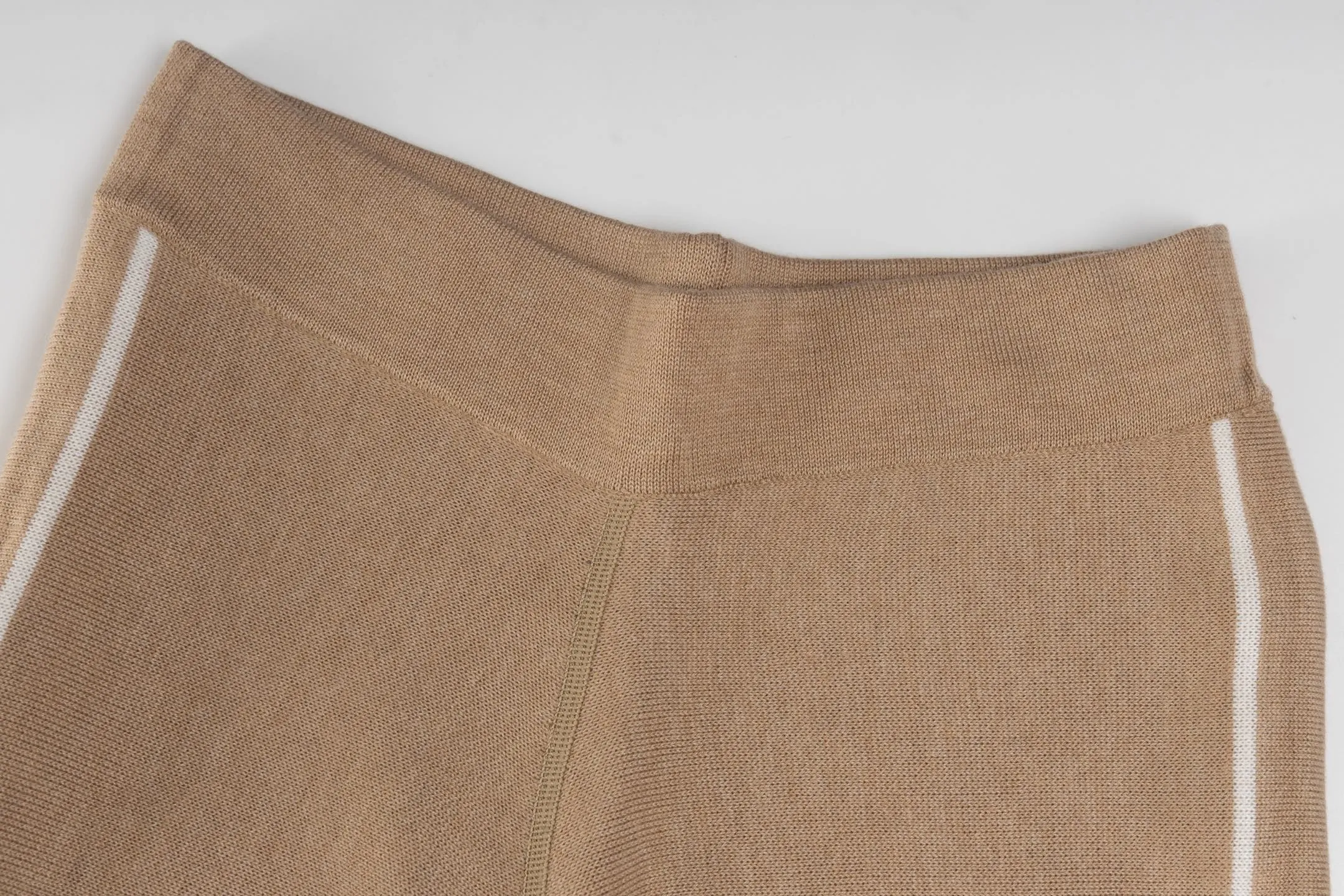 🅿️480 [Exclusive supply] CD 25FW presbyopic reversible cashmere trousers (khaki) The fabric is made of imported cashmere yarn double-sided jacquard fabric and can be worn on both sides. The fabric uses monogram jacquard double weaving technology to present the brand's iconic presbyopia pattern, which combines luxurious texture with practical functions. Swiss machine embroidery stitching technology ensures every detail is exquisite and perfect, and the stitches are even and delicate. The classic straight-leg design subtly modifies the leg lines, making the upper body slim and elegant. Double-sided jacquard technology keeps both sides of the fabric flat and crisp, making it comfortable and layered. Selected high-quality cashmere yarn brings a soft and skin-friendly touch experience while having good warmth retention and breathability. The overall craftsmanship is exquisite, and high-end quality is reflected from fabric weaving to finished product sewing. It is an exquisite item that is both fashionable and practical. Size:S/M/L