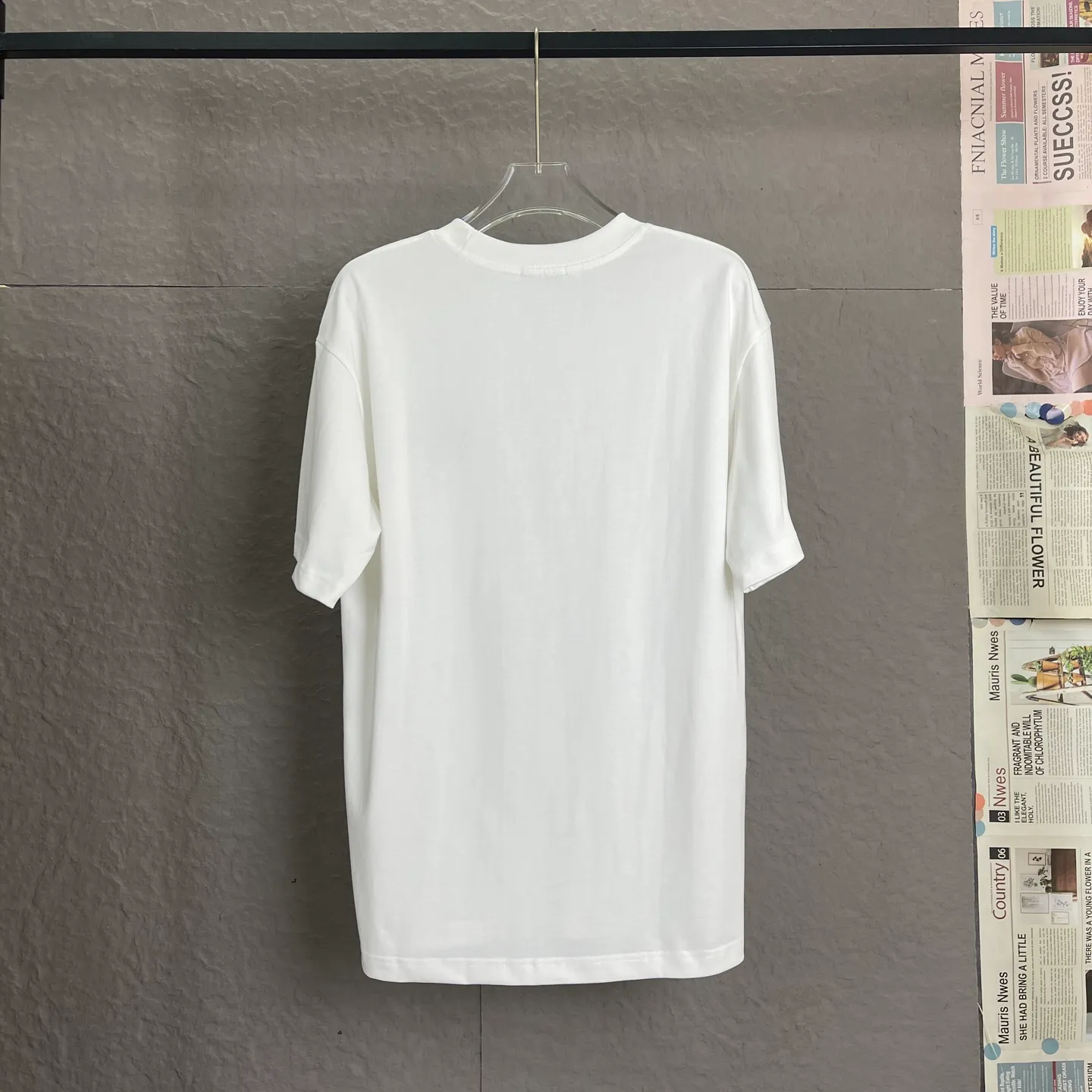 🅿️180 /A58 DIOR Dior Fabric upgrade 300 high gram weight High-end three-dimensional embroidery technology Exclusive new original order Same style for men and women Casual loose-fitting short sleeves High-end customization High version Fashionable and versatile imported fabrics Super soft and delicate feel Skin-friendly and comfortable to wear High-end boutique High-temperature washing process to ensure no deformation or shrinkage, summer wear, a comfortable and beautiful value! A must-have item for beauty and aging! The surface is ultra-fine and smooth, uniform, delicate and soft. It is comfortable to wear and can easily create a cool summer feel. It is easy to handle on the upper body and becomes the focus of the street in minutes. Size: S-XL Color: black and white