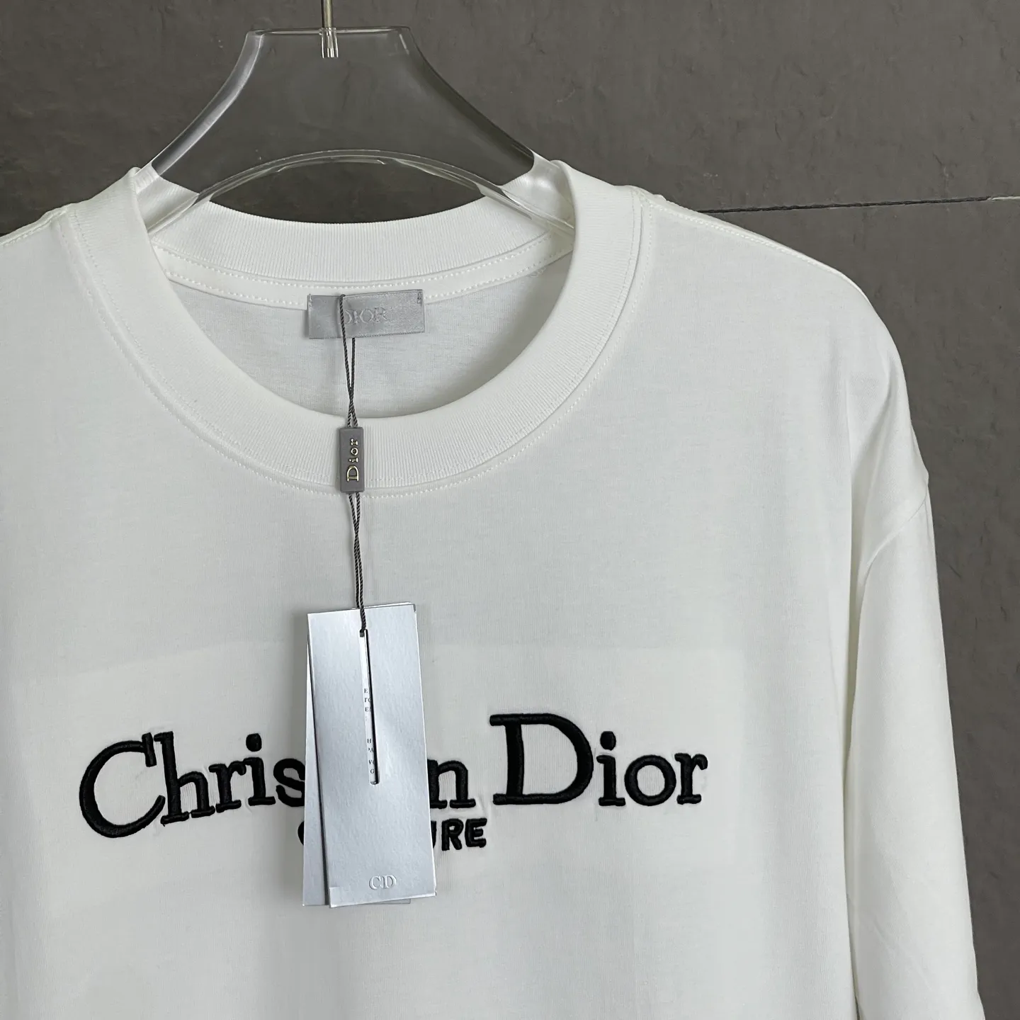 🅿️180 /A58 DIOR Dior Fabric upgrade 300 high gram weight High-end three-dimensional embroidery technology Exclusive new original order Same style for men and women Casual loose-fitting short sleeves High-end customization High version Fashionable and versatile imported fabrics Super soft and delicate feel Skin-friendly and comfortable to wear High-end boutique High-temperature washing process to ensure no deformation or shrinkage, summer wear, a comfortable and beautiful value! A must-have item for beauty and aging! The surface is ultra-fine and smooth, uniform, delicate and soft. It is comfortable to wear and can easily create a cool summer feel. It is easy to handle on the upper body and becomes the focus of the street in minutes. Size: S-XL Color: black and white