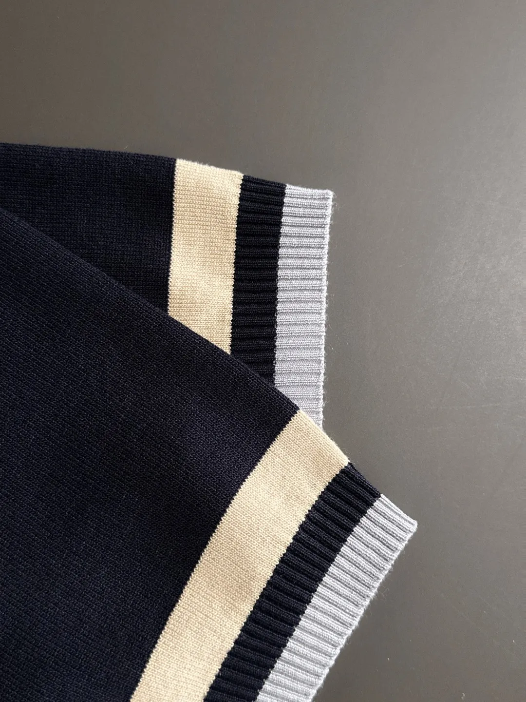 🅿️330 shipped next day, high quality Dior 2025 spring and summer new men's lapel short-sleeved T-shirt. Made of combed cotton yarn knitted cotton fabric, pure cotton high-weight special yarn, it feels full when weighed, and the upper body is more textured than ordinary T-shirts. This texture can cope with the weather easily and is suitable for both hot and cold! The pattern on the chest adopts three-dimensional embroidery technology, and is perfectly produced stitch by stitch with reference to the original version! Loose fit design, looks noble. Size: M to XXXL