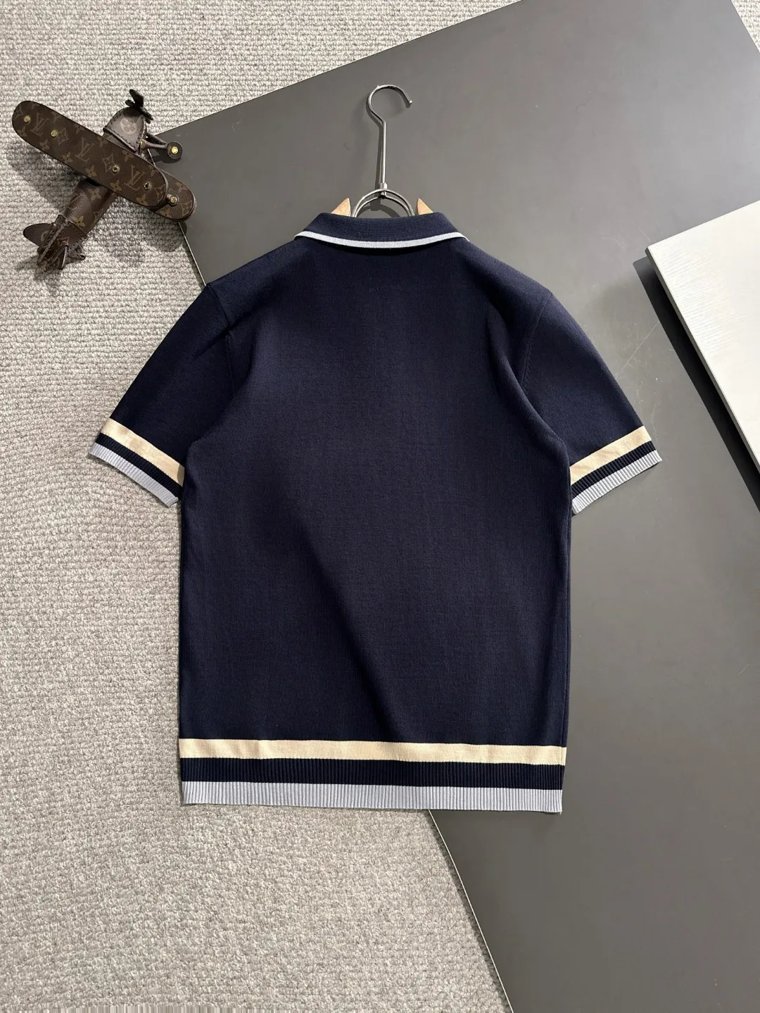 🅿️330 shipped next day, high quality Dior 2025 spring and summer new men's lapel short-sleeved T-shirt. Made of combed cotton yarn knitted cotton fabric, pure cotton high-weight special yarn, it feels full when weighed, and the upper body is more textured than ordinary T-shirts. This texture can cope with the weather easily and is suitable for both hot and cold! The pattern on the chest adopts three-dimensional embroidery technology, and is perfectly produced stitch by stitch with reference to the original version! Loose fit design, looks noble. Size: M to XXXL