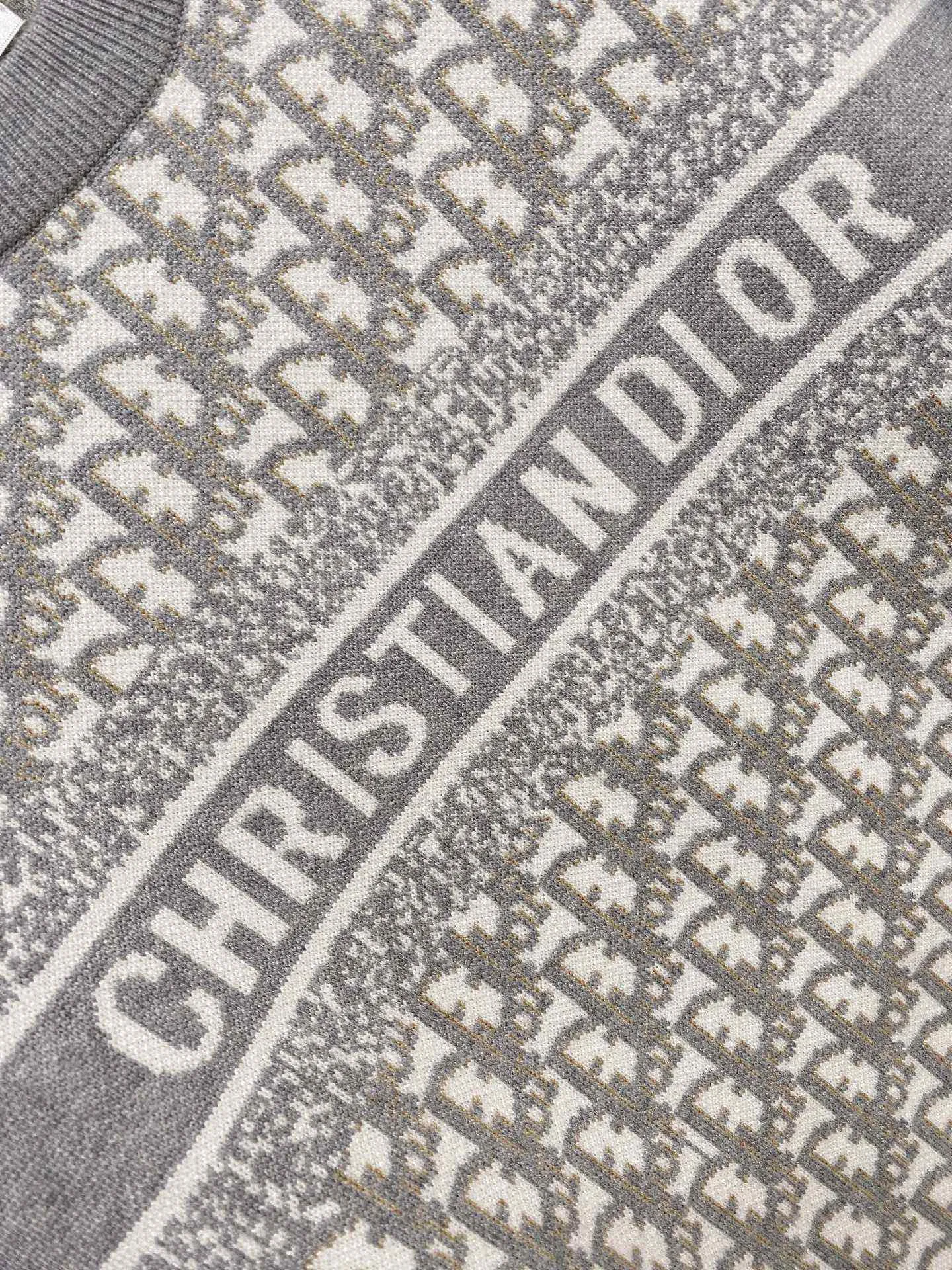 🅿️440 【DIOR】Autumn and winter classic lapel sweater, in full condition! ! ! Wool blended fabric, the latest model in 2025, golden ratio! ! Slim-fitting soft gold, versatile and practical item, the combination and practicality are extremely powerful, simple and elegant, and classy! To create your own style, it is highly recommended to buy it in two colors. The standard slim fit tailoring process is suitable for both young and old men. It is knitted from wool and will not cause any discomfort! While keeping warm, it is stylish, textured and wearable, and the classic logo with contrasting colors on the chest feels in place! ! Recommended for regular customers! ! Size M-3XL (maximum wear: 190 pounds)