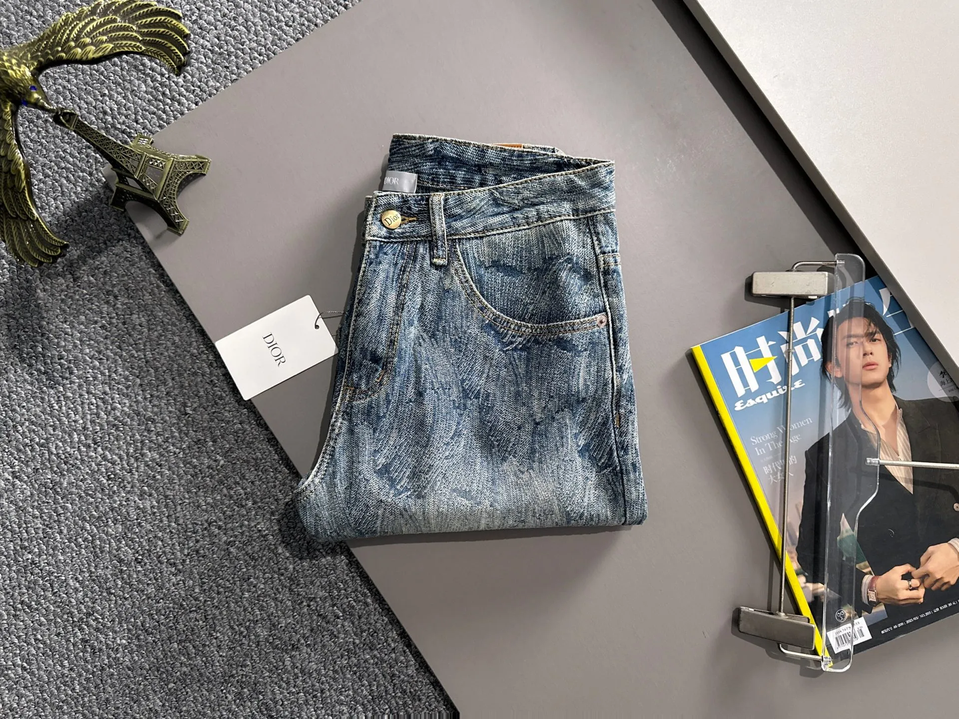 🅿️330 Dior 2025 summer new jeans denim shorts are produced using imported Japanese Denim plain cotton denim fabrics, complete with three standards. The top stone-washed process makes the texture reach the old taste of the 1980s. It is soft, delicate, comfortable and breathable. The color has a modern and fashionable vicissitudes. The upper body is versatile and fashionable! Light luxury, a must-have item for daily commuting! Code number: 28-40 (please state your height and weight when placing an order)
