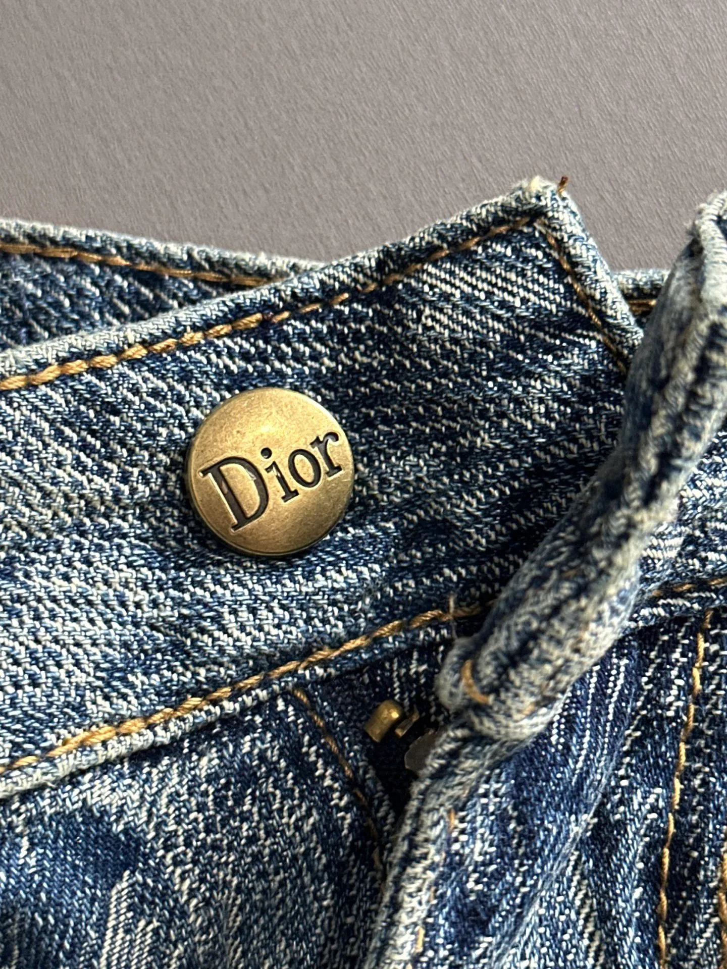 🅿️330 Dior 2025 summer new jeans denim shorts are produced using imported Japanese Denim plain cotton denim fabrics, complete with three standards. The top stone-washed process makes the texture reach the old taste of the 1980s. It is soft, delicate, comfortable and breathable. The color has a modern and fashionable vicissitudes. The upper body is versatile and fashionable! Light luxury, a must-have item for daily commuting! Code number: 28-40 (please state your height and weight when placing an order)
