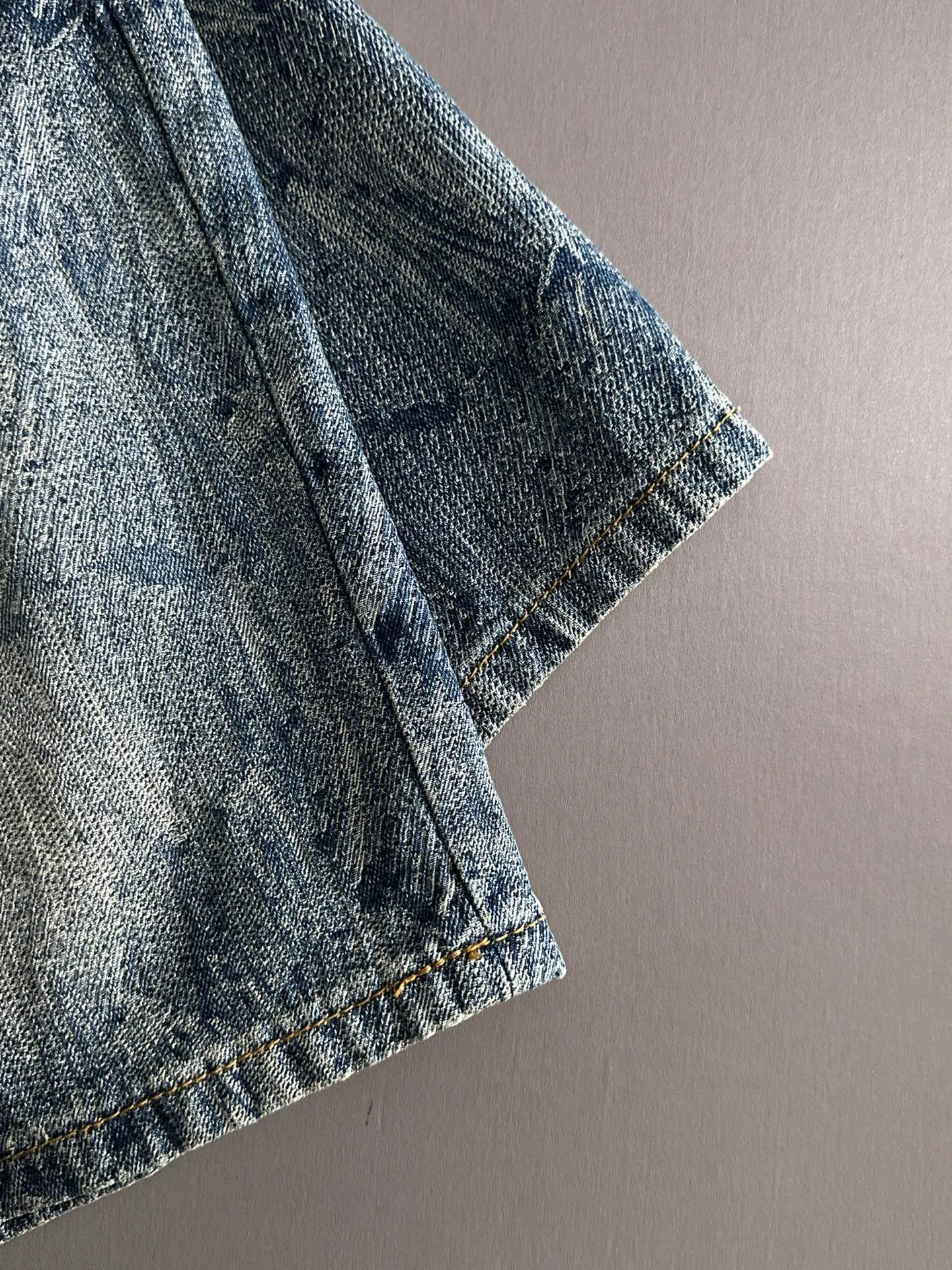 🅿️330 Dior 2025 summer new jeans denim shorts are produced using imported Japanese Denim plain cotton denim fabrics, complete with three standards. The top stone-washed process makes the texture reach the old taste of the 1980s. It is soft, delicate, comfortable and breathable. The color has a modern and fashionable vicissitudes. The upper body is versatile and fashionable! Light luxury, a must-have item for daily commuting! Code number: 28-40 (please state your height and weight when placing an order)