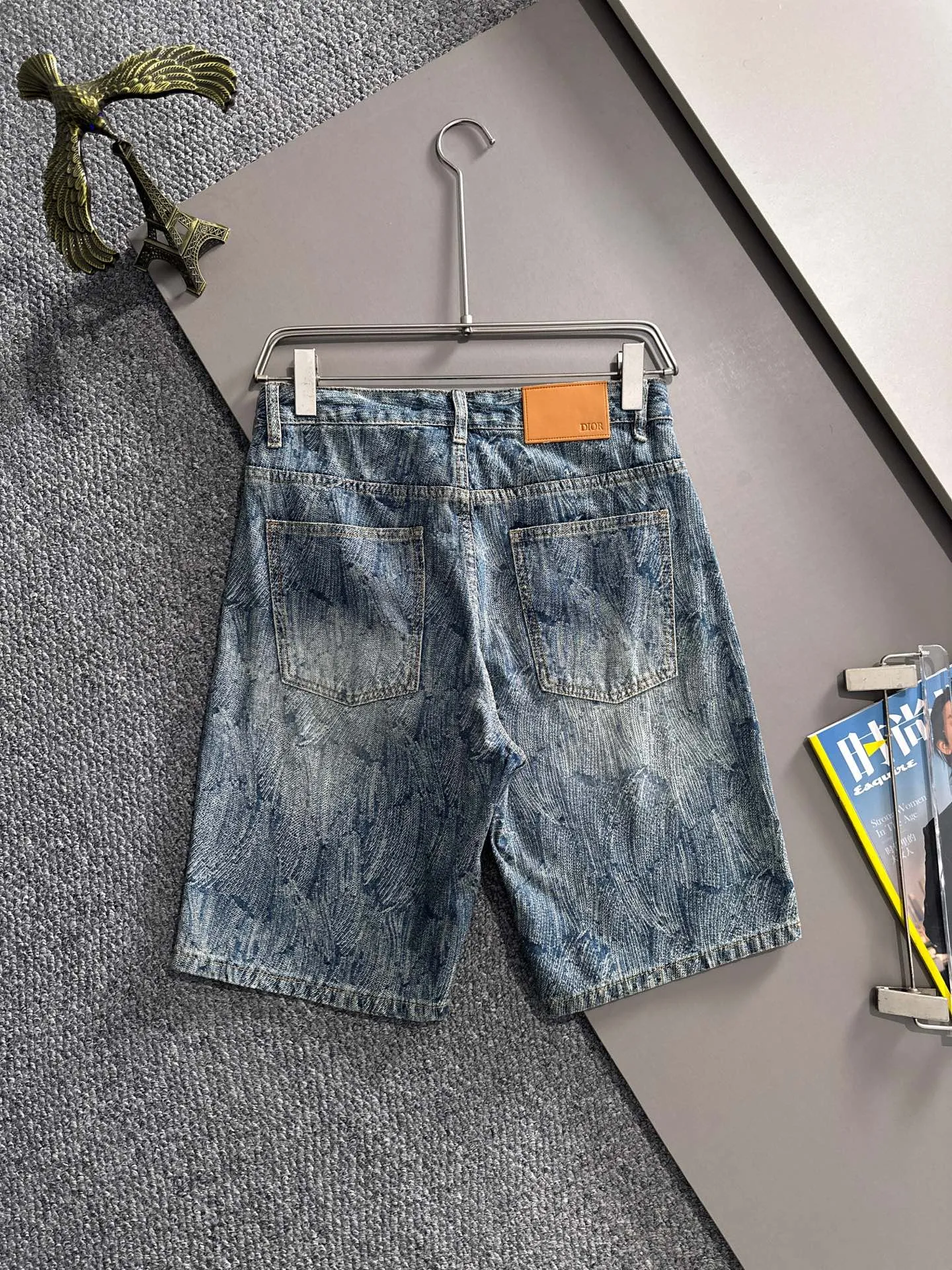 🅿️330 Dior 2025 summer new jeans denim shorts are produced using imported Japanese Denim plain cotton denim fabrics, complete with three standards. The top stone-washed process makes the texture reach the old taste of the 1980s. It is soft, delicate, comfortable and breathable. The color has a modern and fashionable vicissitudes. The upper body is versatile and fashionable! Light luxury, a must-have item for daily commuting! Code number: 28-40 (please state your height and weight when placing an order)