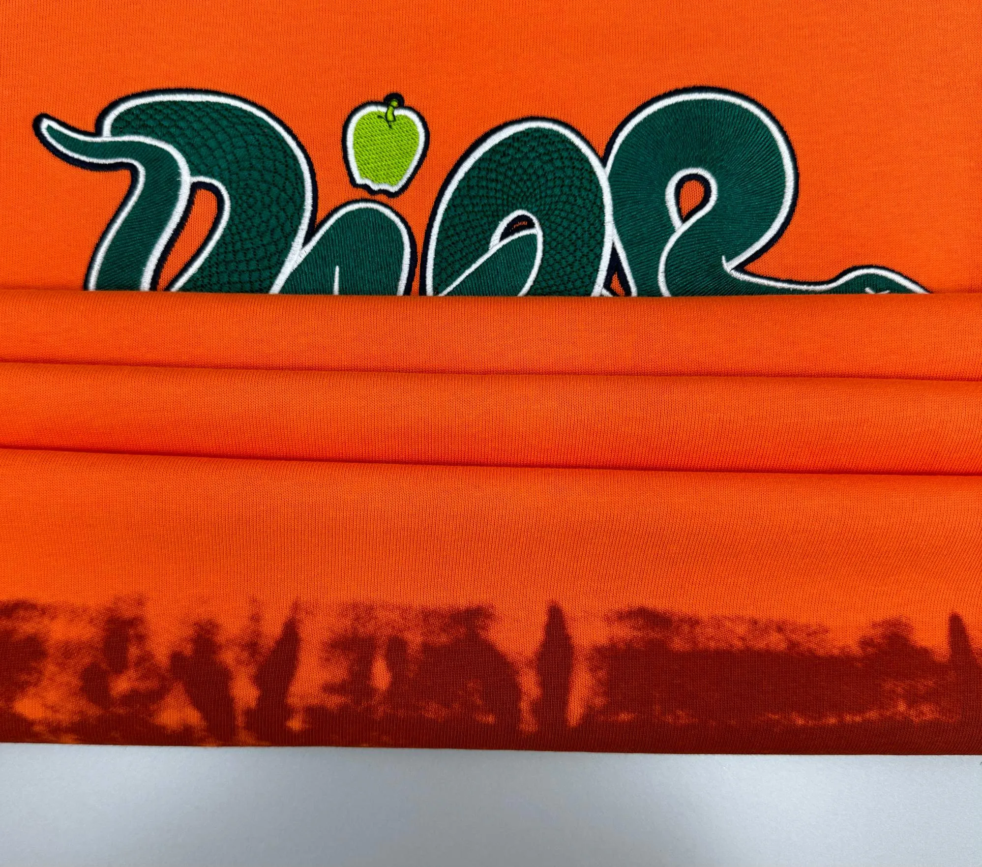 🅿️240 (top version with different currency) Will not be taken off the shelves all year round, sell with confidence Style: Dior/DIO.R short-sleeved T-shirt Fabric: 300g heavy double yarn 100% cotton Rib: 320g heavy Sorona 1*1 trendy brand Craftsmanship: embroidered logo + painting Color: White Orange Size: XS S M L No gender distinction, same style for men and women