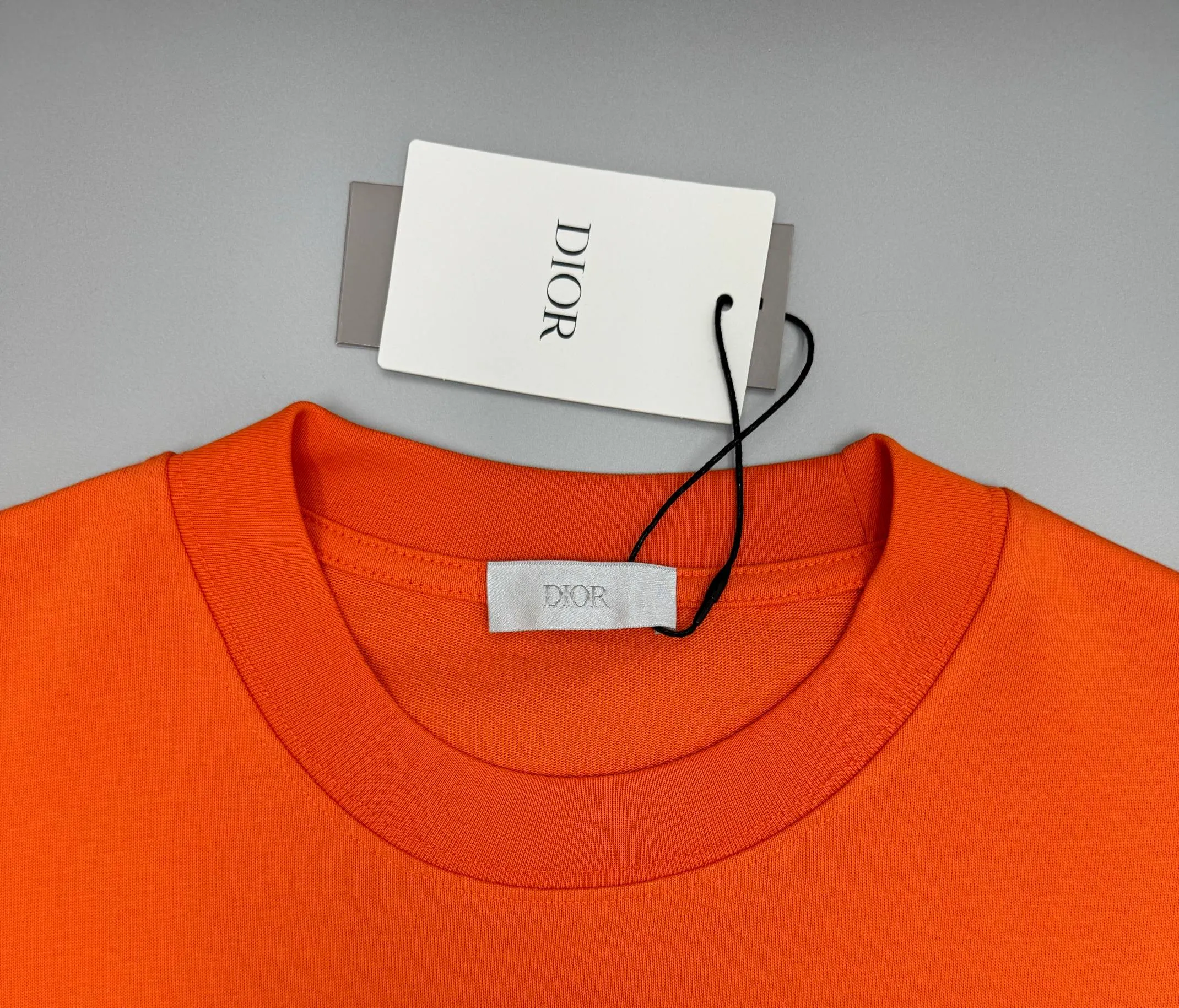 🅿️240 (top version with different currency) Will not be taken off the shelves all year round, sell with confidence Style: Dior/DIO.R short-sleeved T-shirt Fabric: 300g heavy double yarn 100% cotton Rib: 320g heavy Sorona 1*1 trendy brand Craftsmanship: embroidered logo + painting Color: White Orange Size: XS S M L No gender distinction, same style for men and women