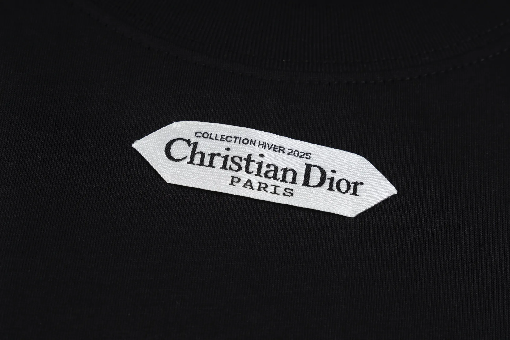 🅿️280 [Exclusive supply] CD 25FW simple label short sleeves (black) The fabric is made of 24S 185g special woven compact cotton fabric, and the rib is made of 32S 300g double yarn rib. This T-shirt is new to the 2025 winter men's collection. It is decorated with a CD Paris logo label inspired by the spirit of haute couture to enhance the style and pay tribute to the extraordinary craftsmanship of the workshop. Crafted from black cotton jersey with a ribbed crew neck and cuffs, it can be worn with track pants for a casual look. It is woven with 24-count special compact cotton yarn. The weaving process requires high standards and requires the use of advanced looms and high-quality raw materials. Specially woven compact cotton has many advantages, such as softness and comfort, good breathability, strong wrinkle resistance, good durability, etc.; it has a tighter, softer and more delicate texture and feel. The brand label on the chest is embellished as the brand's signature detail and is woven using double-sided jacquard technology; black threads are embedded in the white base, or micro-letters are formed through the density of the yarn. The edge of the label is processed by laser cutting, and there are no defects such as yarn leakage and yarn leakage. Size:XS/S/M/L