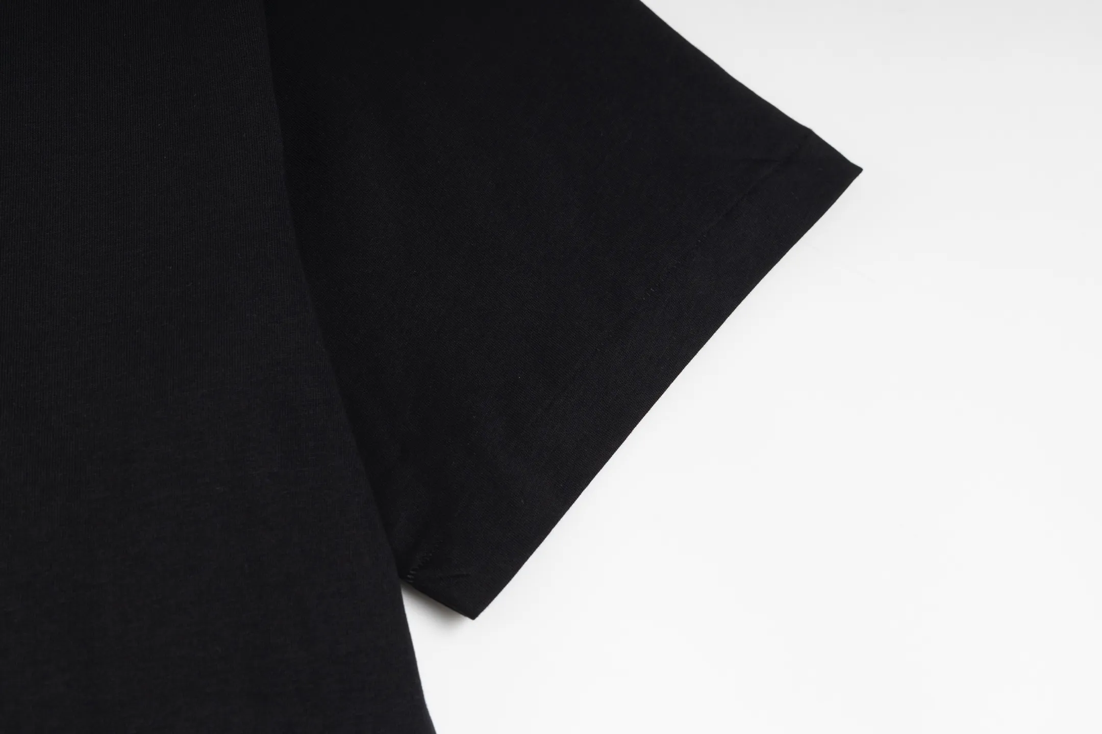 🅿️280 [Exclusive supply] CD 25FW simple label short sleeves (black) The fabric is made of 24S 185g special woven compact cotton fabric, and the rib is made of 32S 300g double yarn rib. This T-shirt is new to the 2025 winter men's collection. It is decorated with a CD Paris logo label inspired by the spirit of haute couture to enhance the style and pay tribute to the extraordinary craftsmanship of the workshop. Crafted from black cotton jersey with a ribbed crew neck and cuffs, it can be worn with track pants for a casual look. It is woven with 24-count special compact cotton yarn. The weaving process requires high standards and requires the use of advanced looms and high-quality raw materials. Specially woven compact cotton has many advantages, such as softness and comfort, good breathability, strong wrinkle resistance, good durability, etc.; it has a tighter, softer and more delicate texture and feel. The brand label on the chest is embellished as the brand's signature detail and is woven using double-sided jacquard technology; black threads are embedded in the white base, or micro-letters are formed through the density of the yarn. The edge of the label is processed by laser cutting, and there are no defects such as yarn leakage and yarn leakage. Size:XS/S/M/L