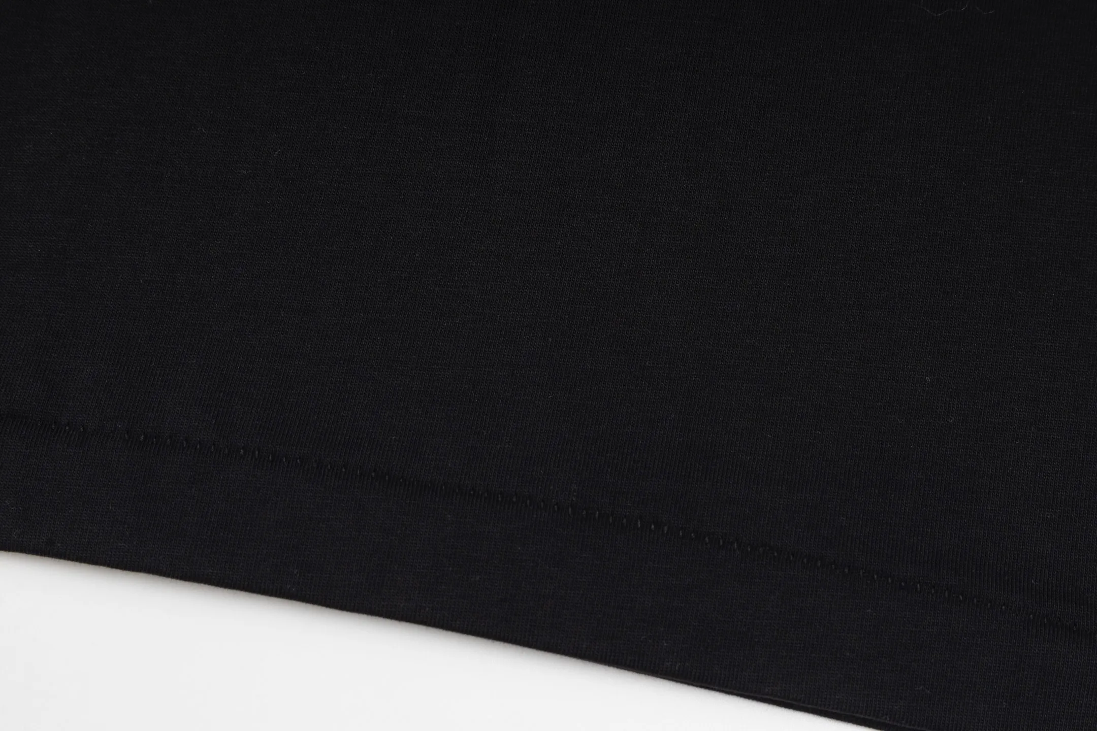🅿️280 [Exclusive supply] CD 25FW simple label short sleeves (black) The fabric is made of 24S 185g special woven compact cotton fabric, and the rib is made of 32S 300g double yarn rib. This T-shirt is new to the 2025 winter men's collection. It is decorated with a CD Paris logo label inspired by the spirit of haute couture to enhance the style and pay tribute to the extraordinary craftsmanship of the workshop. Crafted from black cotton jersey with a ribbed crew neck and cuffs, it can be worn with track pants for a casual look. It is woven with 24-count special compact cotton yarn. The weaving process requires high standards and requires the use of advanced looms and high-quality raw materials. Specially woven compact cotton has many advantages, such as softness and comfort, good breathability, strong wrinkle resistance, good durability, etc.; it has a tighter, softer and more delicate texture and feel. The brand label on the chest is embellished as the brand's signature detail and is woven using double-sided jacquard technology; black threads are embedded in the white base, or micro-letters are formed through the density of the yarn. The edge of the label is processed by laser cutting, and there are no defects such as yarn leakage and yarn leakage. Size:XS/S/M/L